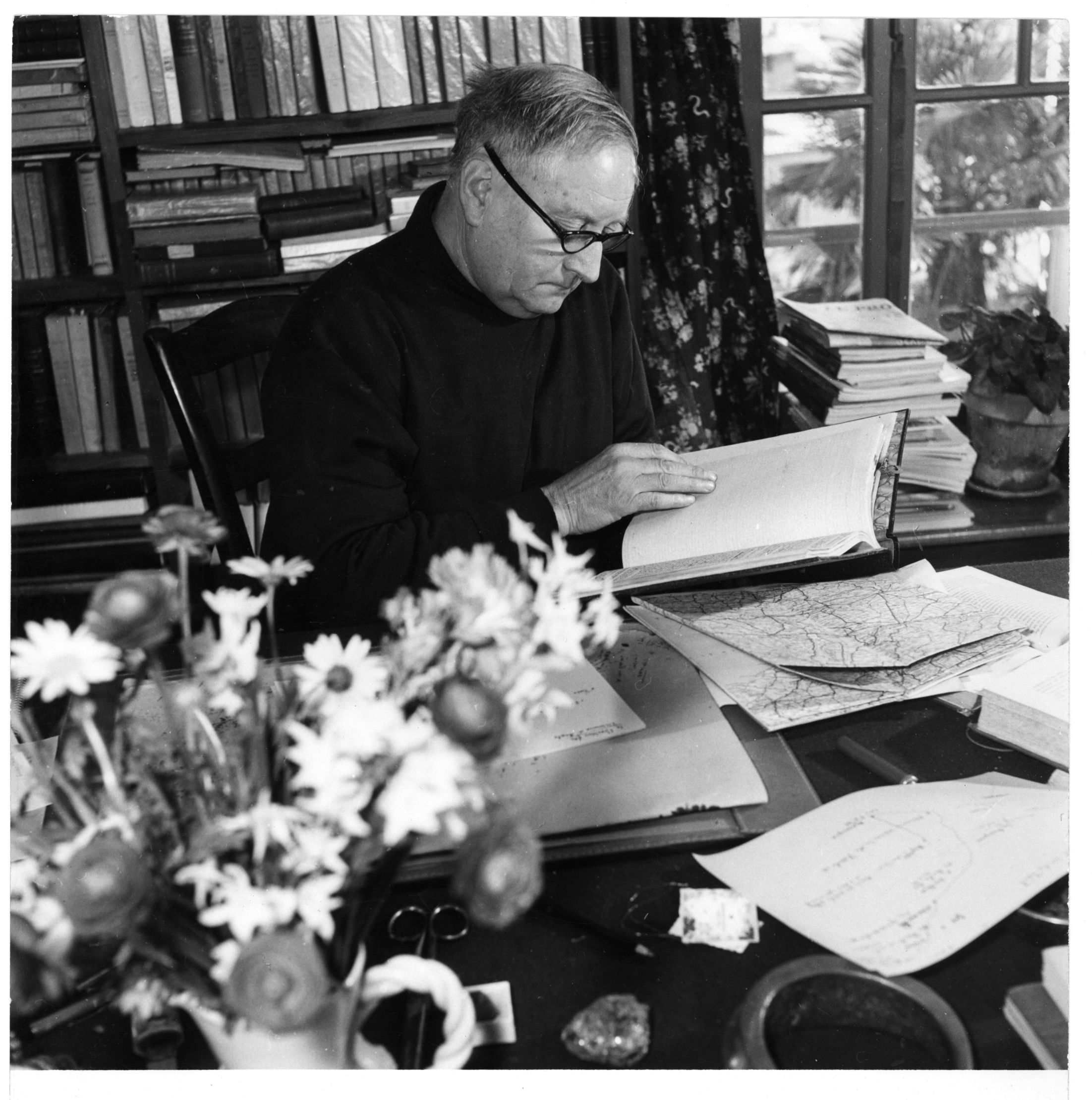 En 1955 à sa table de travail / Amis de Jean Giono
