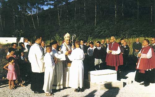 La consécration de Notre-Dame d'Afrique, en mars 1966 / Archives municipales de Carnoux-en-Provence