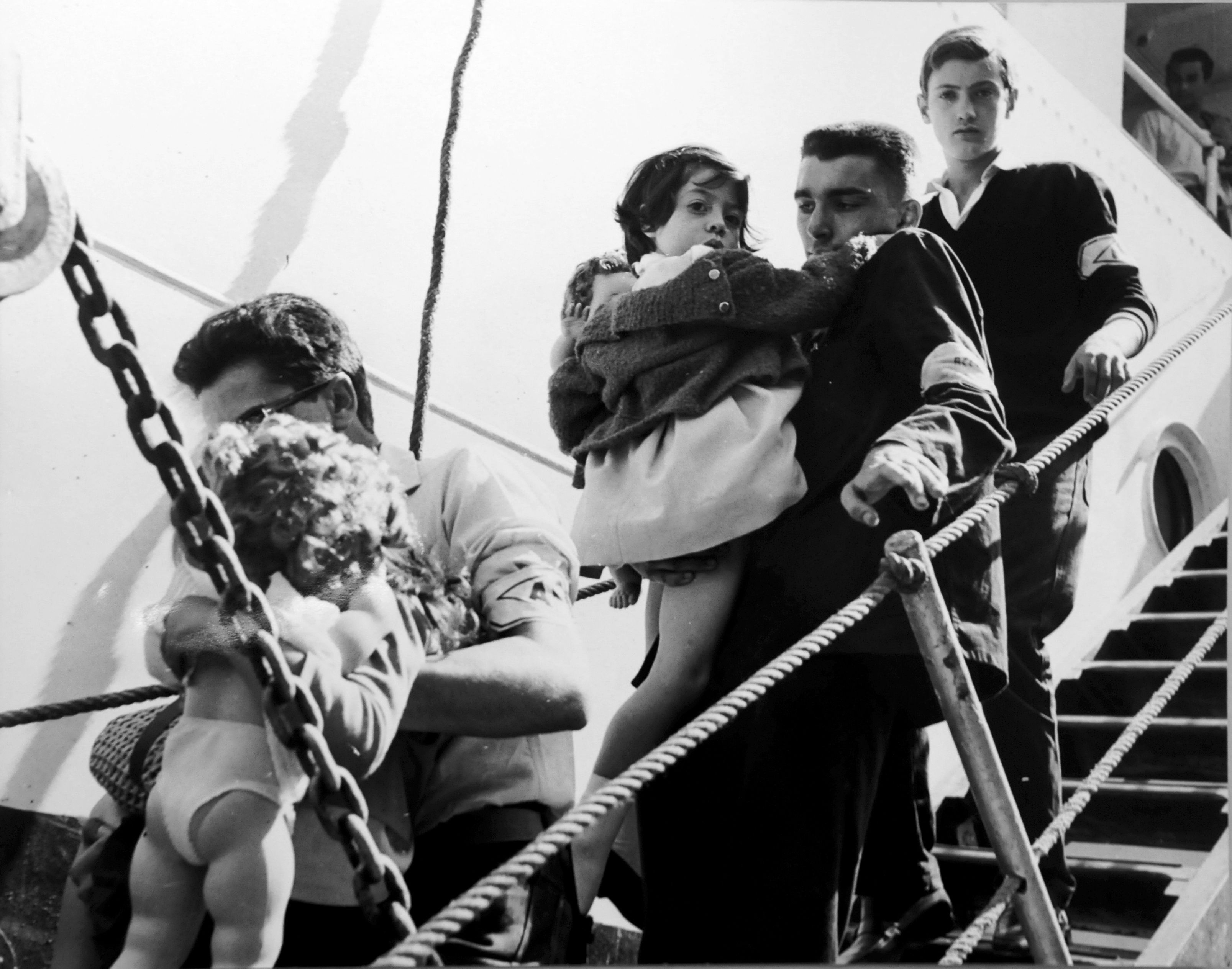 Eté 1962, des bénévoles chargés de l'accueil des rapatriés à l'arrivée des bateaux à Marseille / Photo Pierre Domenech