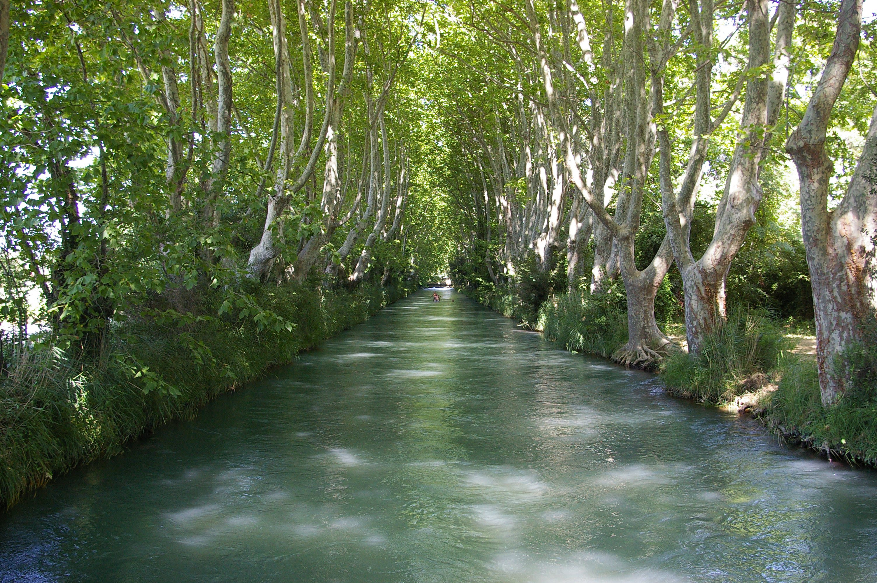 Le canal de Craponne part de La Roque d’Anthéron et court jusqu’à l’étang de Berre / La Provence
