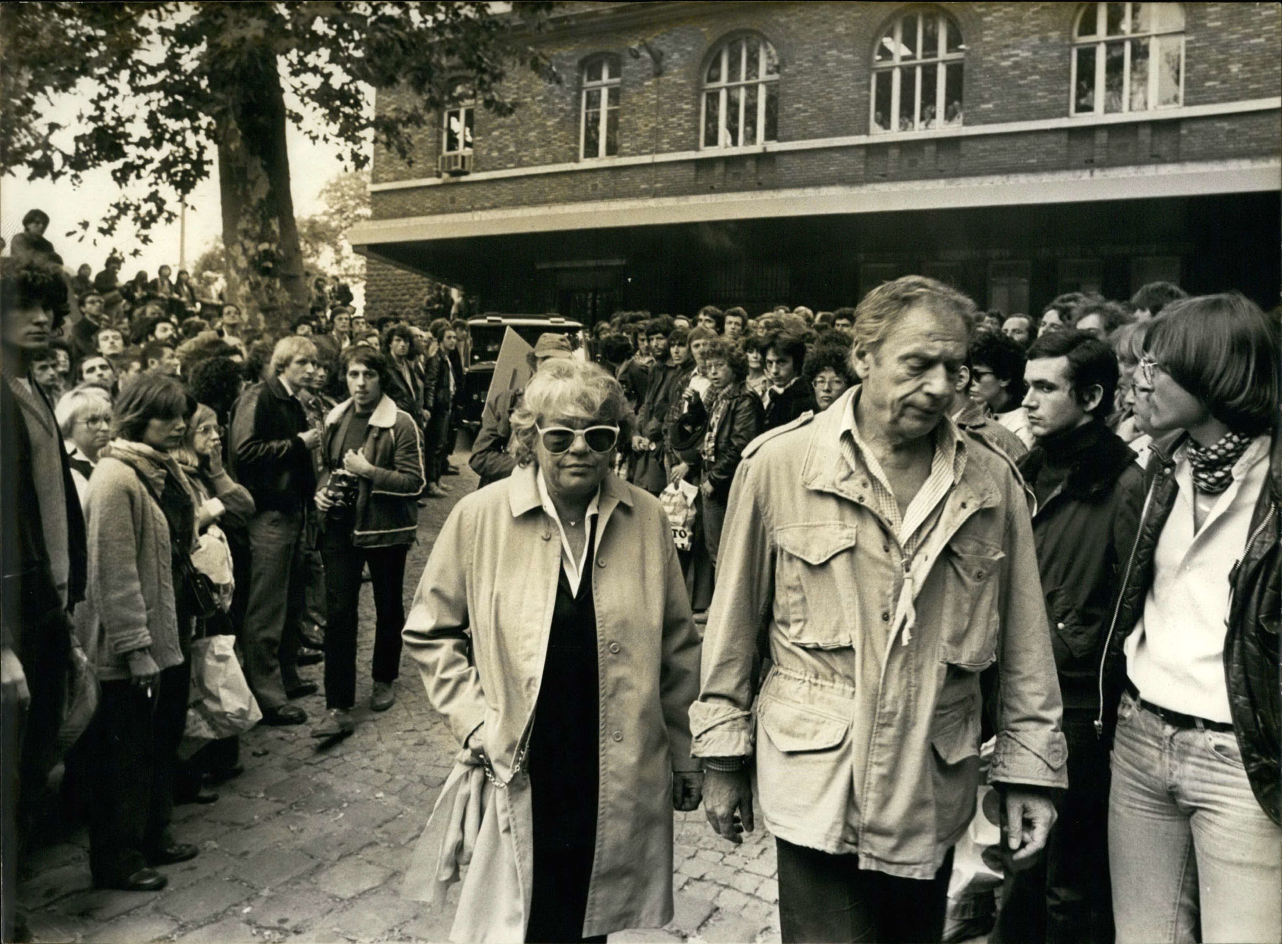 Les acteurs Simone Signoret et Yves Montand aux obsèques de Pierre Goldman, le 27 septembre 1979 à Paris / Keystone Pictures USA - MaxPPP
