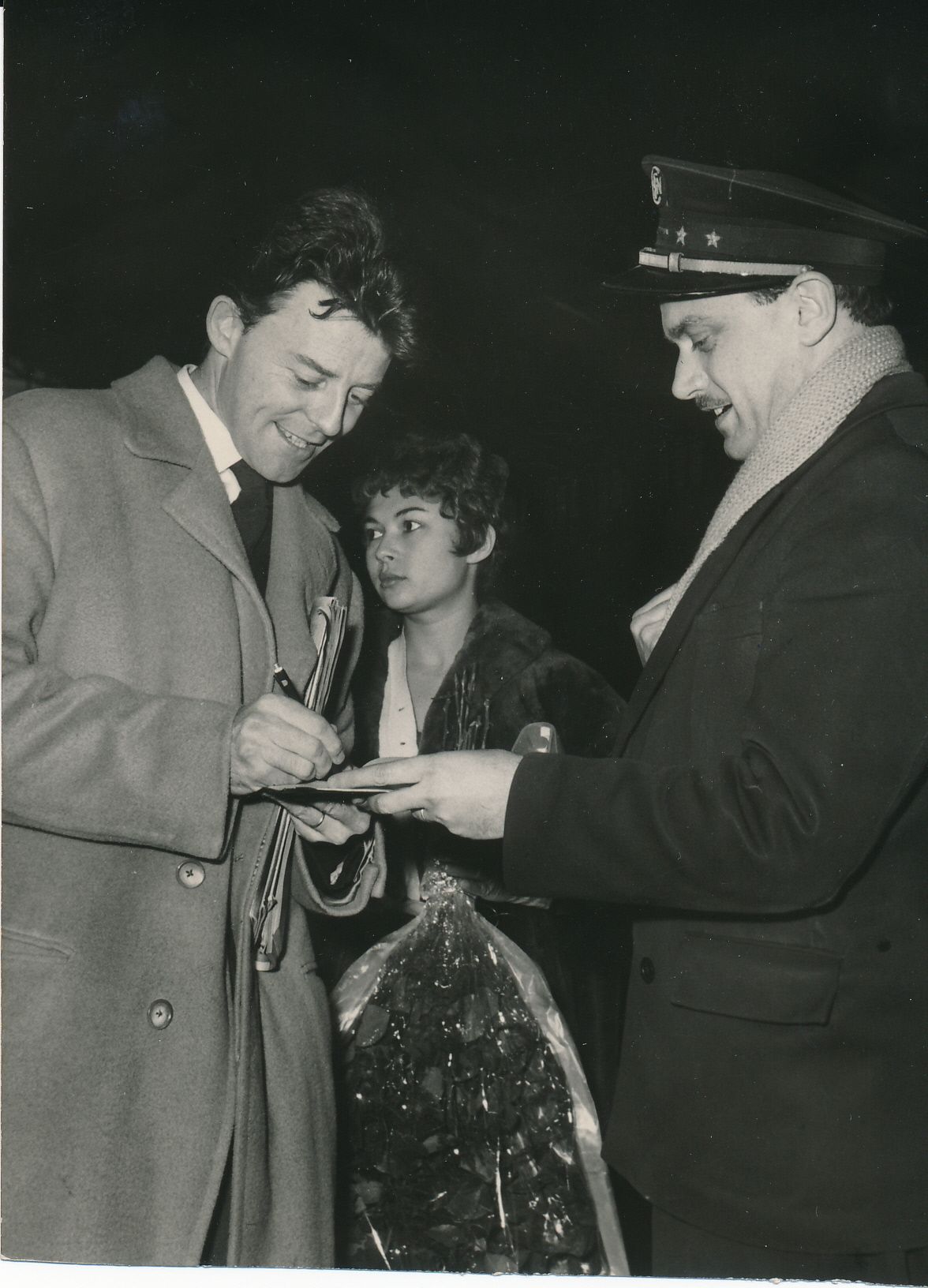 Avec Dany Carrel à Marseille , signant un autographe, le 27 novembre 1957 / La Provence