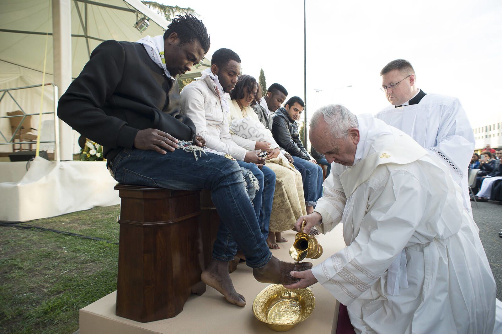 Le pape François lave les pieds de migrants, le jeudi 24 mars 2016 à Rome / AFP