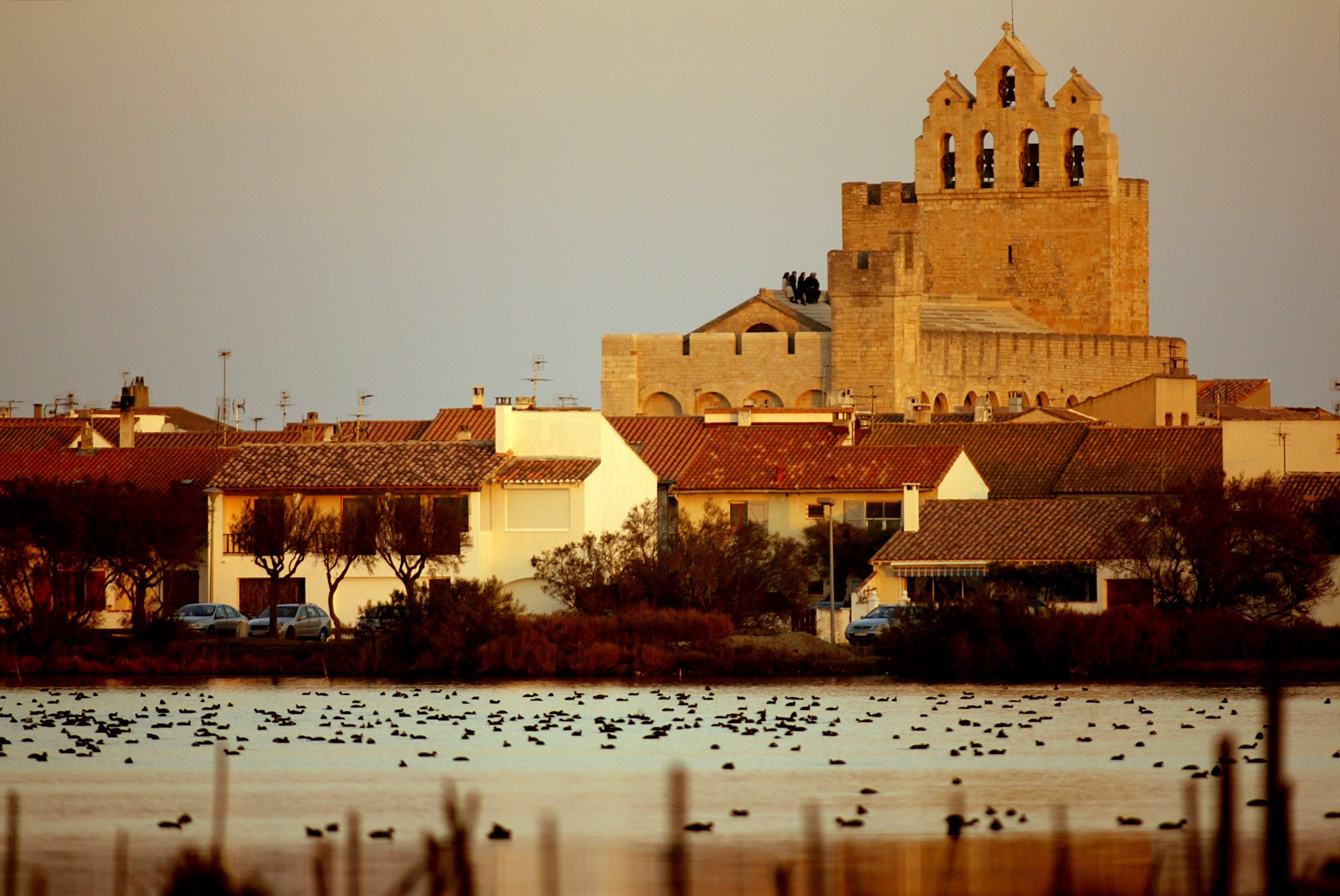 Construite comme une forteresse, l'église des Saintes-Maries de la Mer perpétue le souvenir de l'arrivée en Camargue des compagnons du Christ / Photo Frédéric Speich