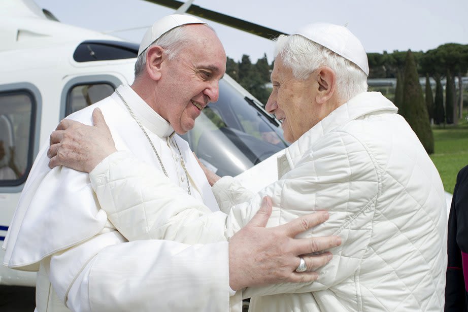 Le pape François et son prédécesseur Benoît XVI, en 2013 / AFP