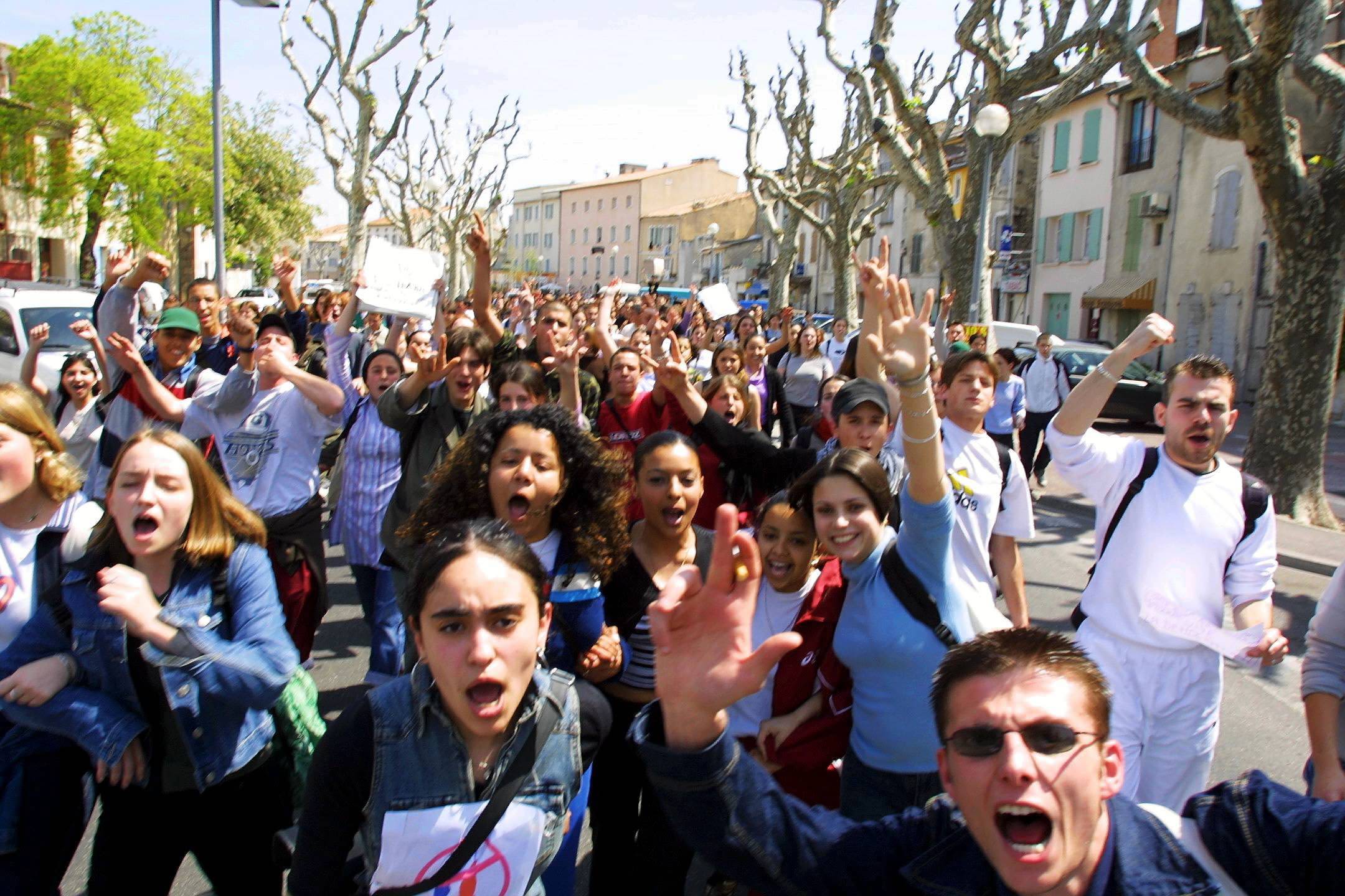 Manifestation en 2002 après la qualification de Jean-Marie Le Pen au second tour de la présidentielle / La Provence