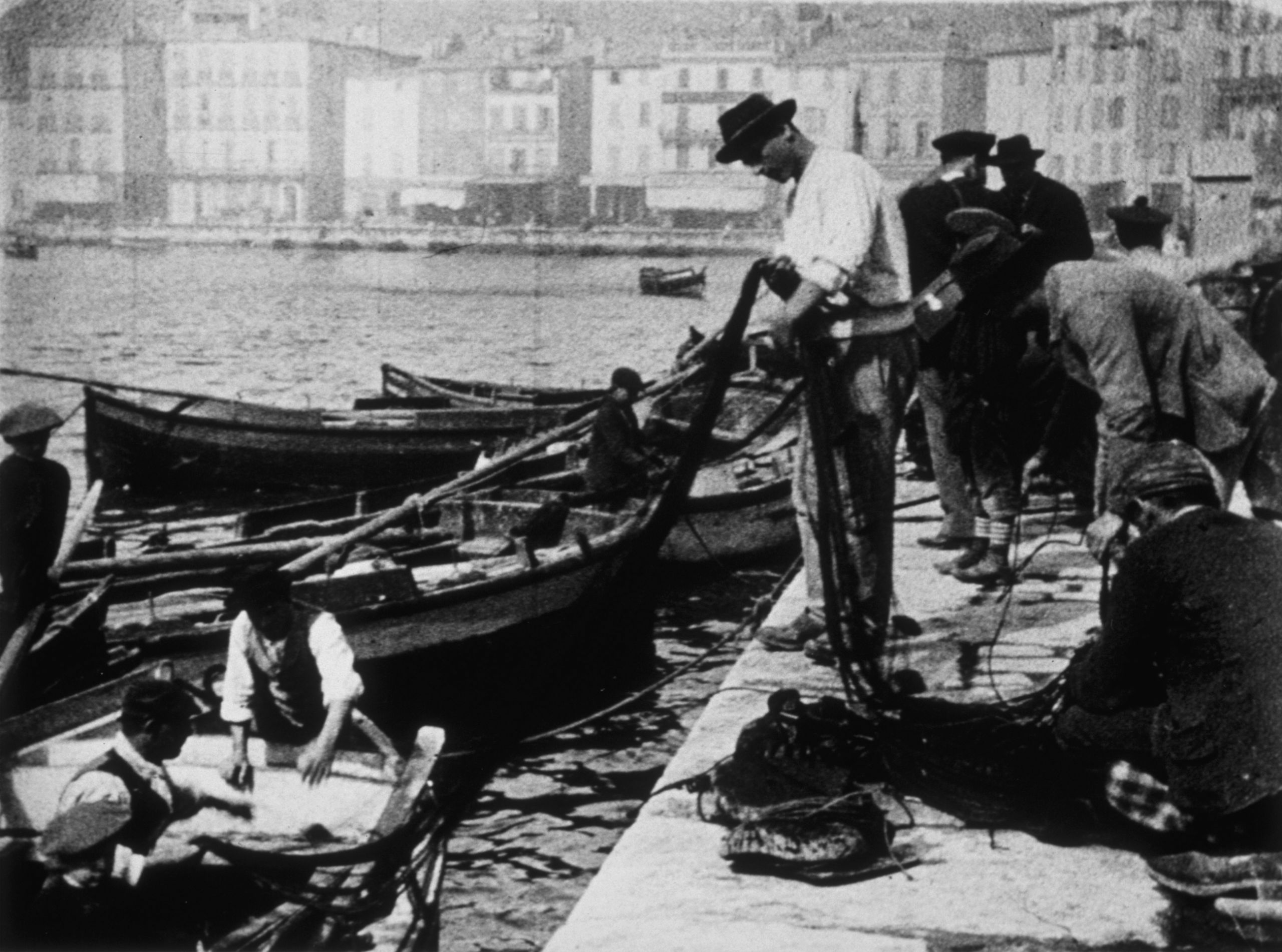 « Embarquement des filets de pêche », opérateur inconnu, réalisé à La Ciotat en 1896 / Institut Lumière