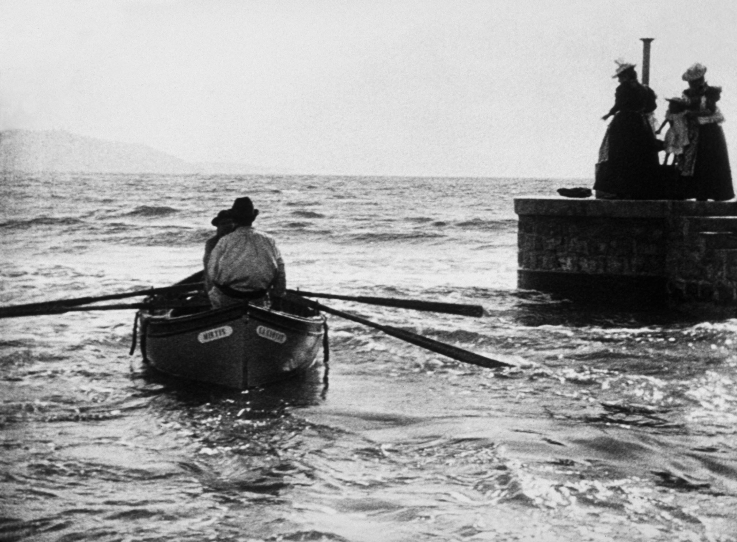 « Barque sortant du port », réalisé par Louis Lumière à La Ciotat en 1895 / Institut Lumière