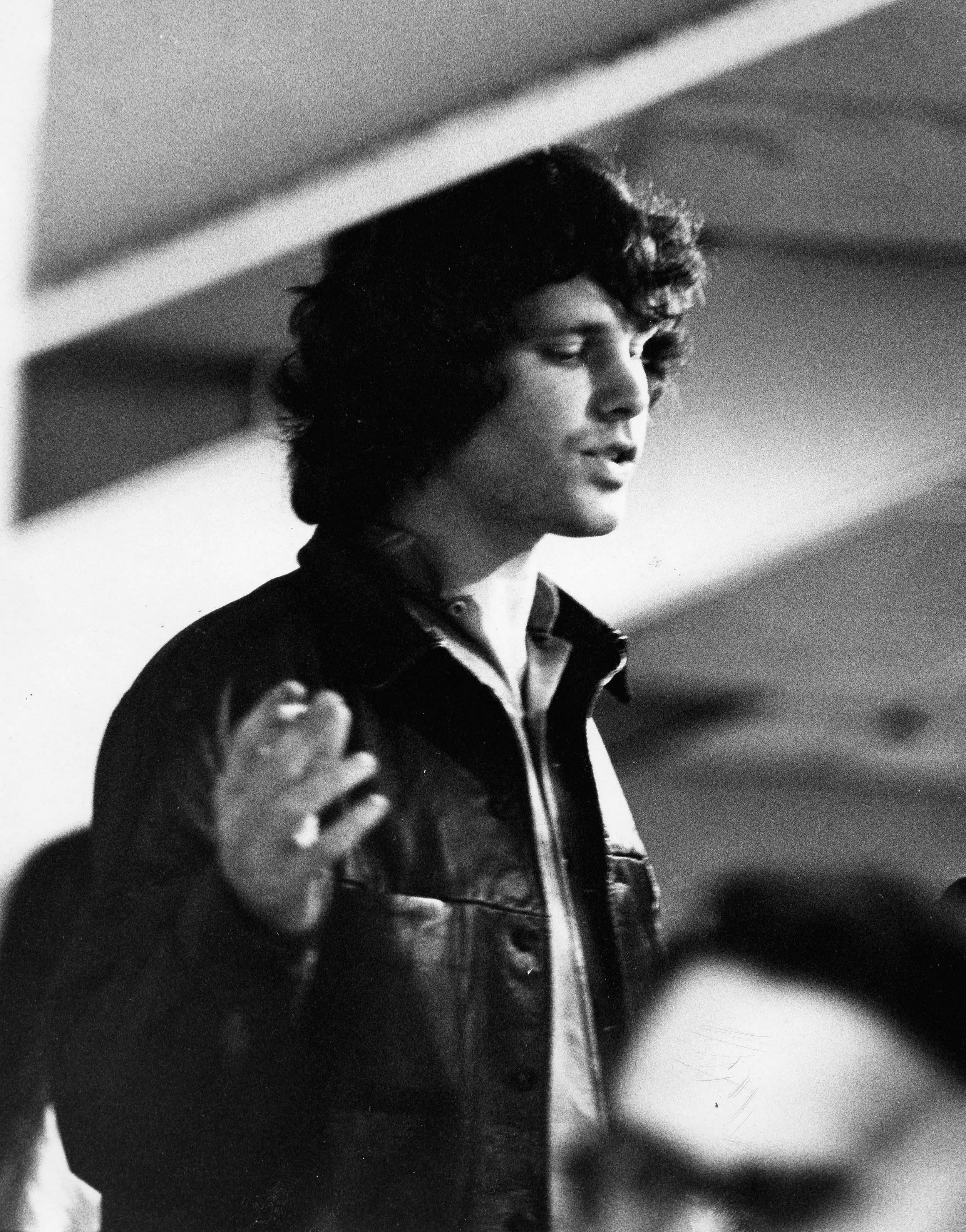 Août 1968, Jim Morrison backstage au the Singer's Bowl / KPA - Zuma Press - MaxPPP