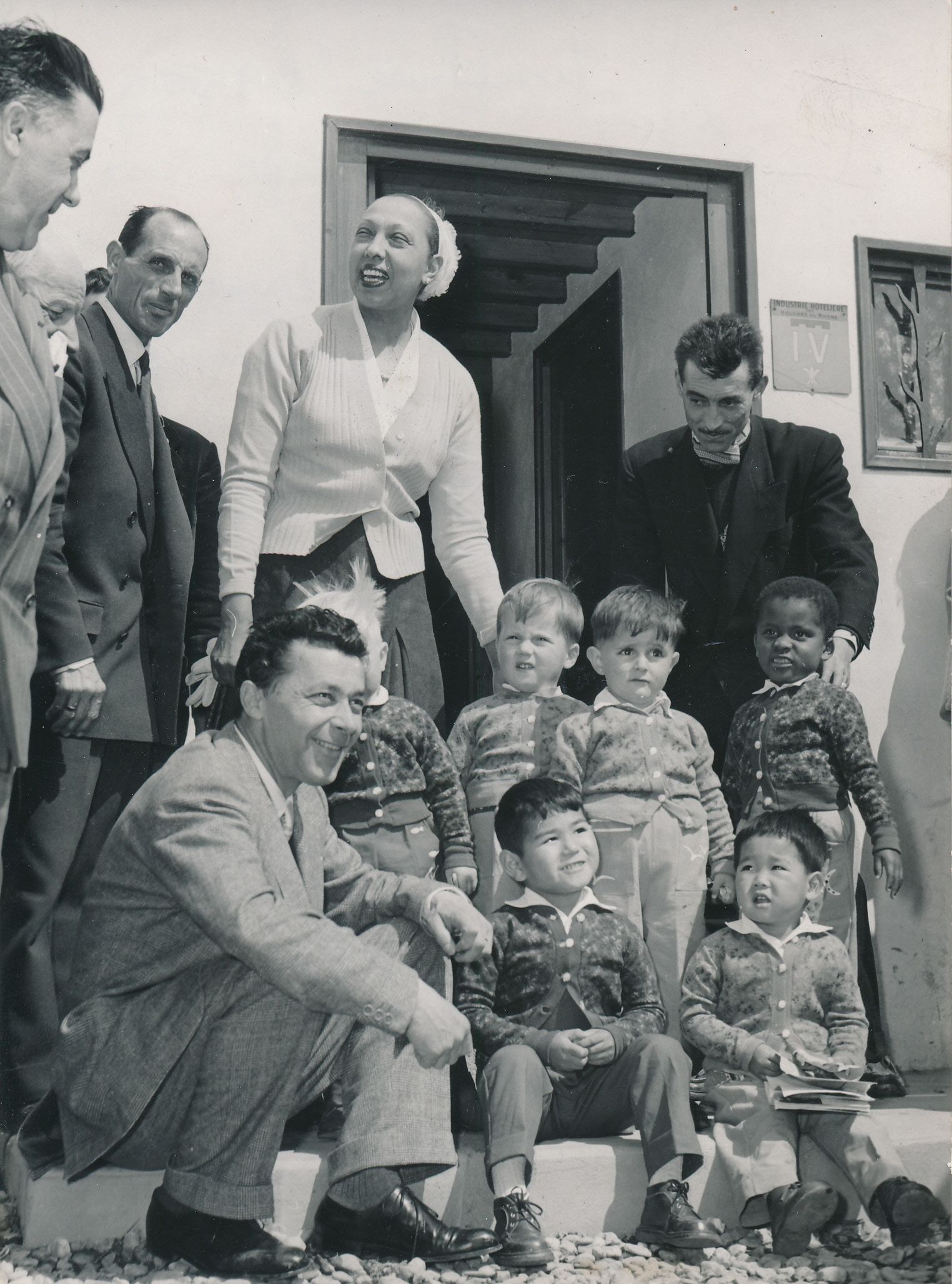 Avec son mari Jo Bouillon et leurs enfants adoptés, en Camargue en 1957 / La Provence