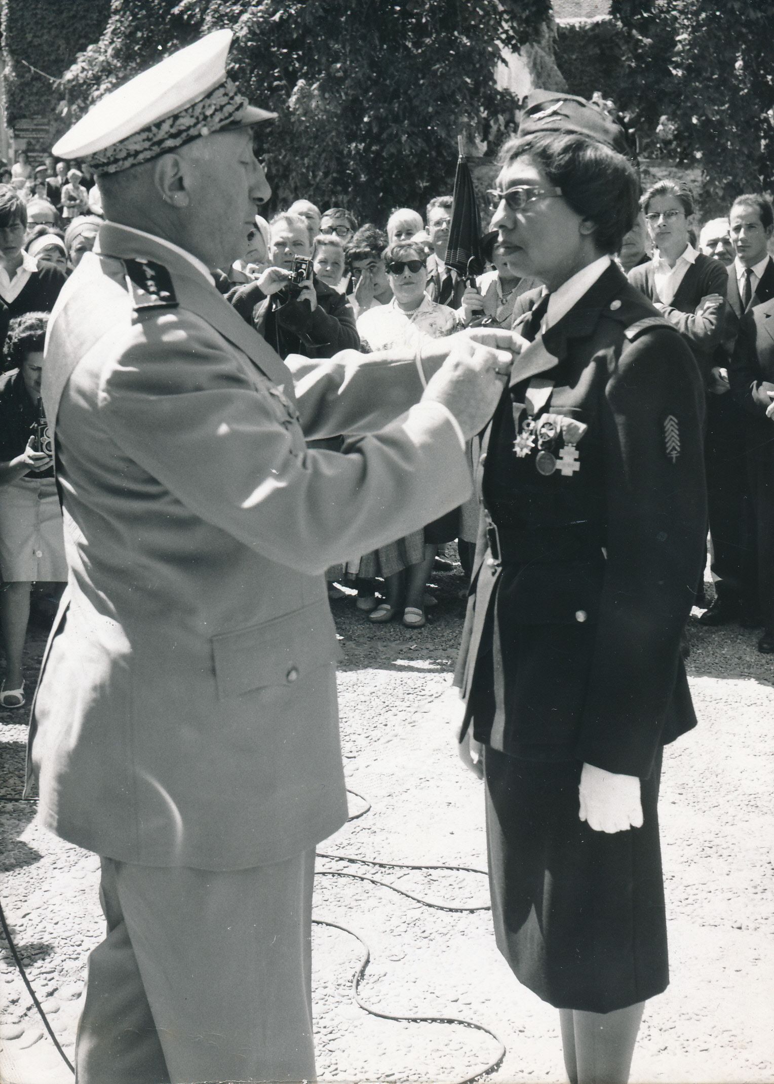 En 1961, elle reçoit des mains du général Valin les insignes de chevalier de la Légion d’honneur et la croix de guerre / La Provence