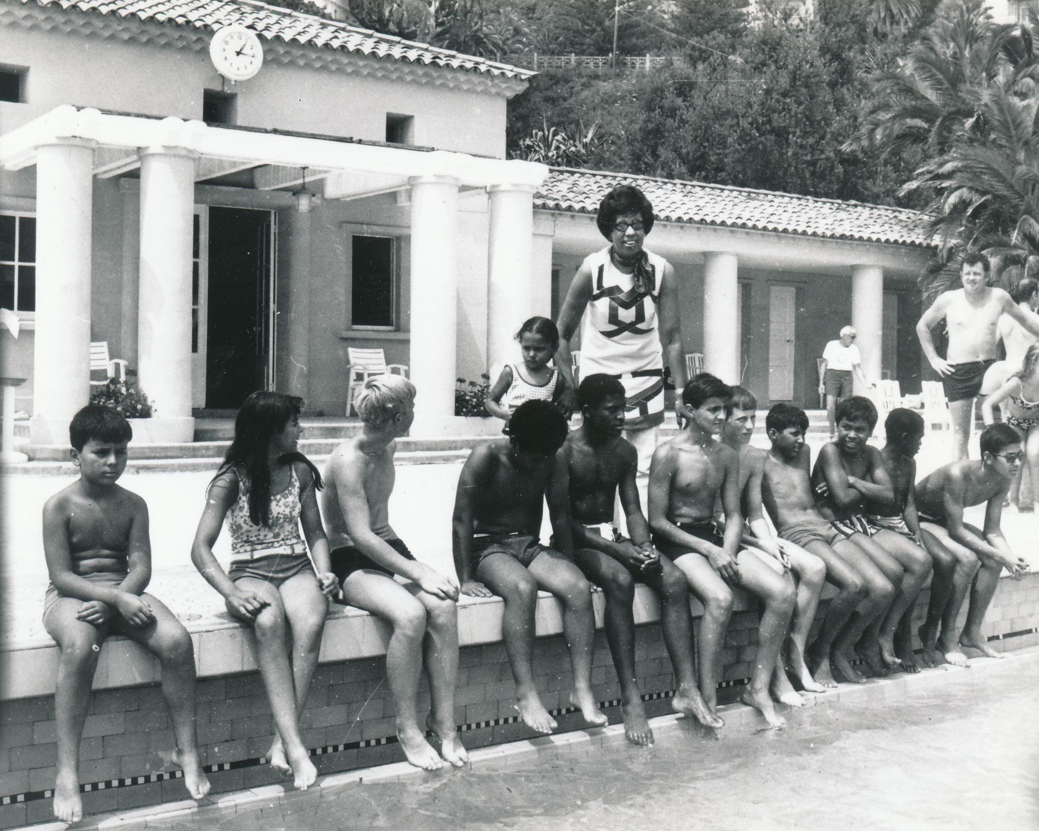 Joséphine Baker et ses enfants adoptifs de la tribu Arc en Ciel, à Monaco en 1969 / La Provence