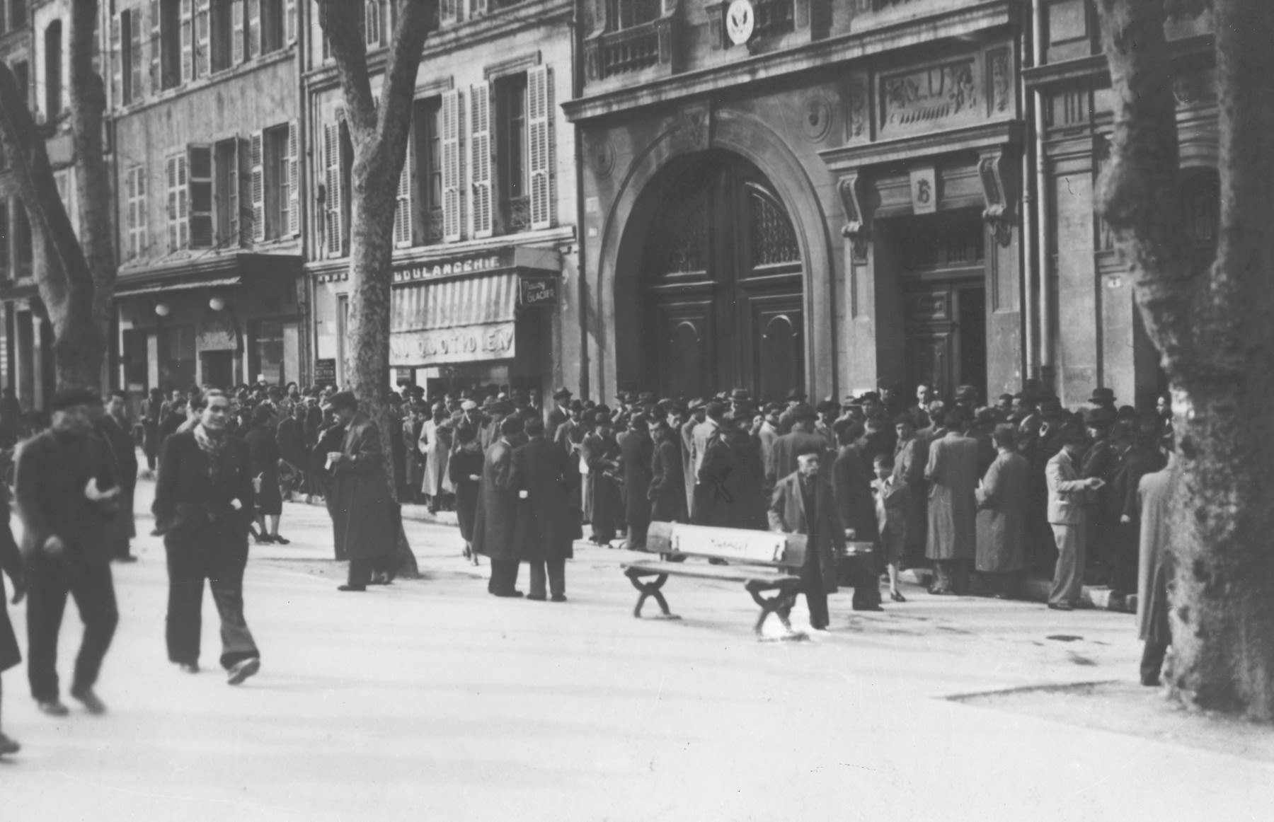 File d'attente en 1940 devant le consulat américain, 6 place Félix Baret / La Provence