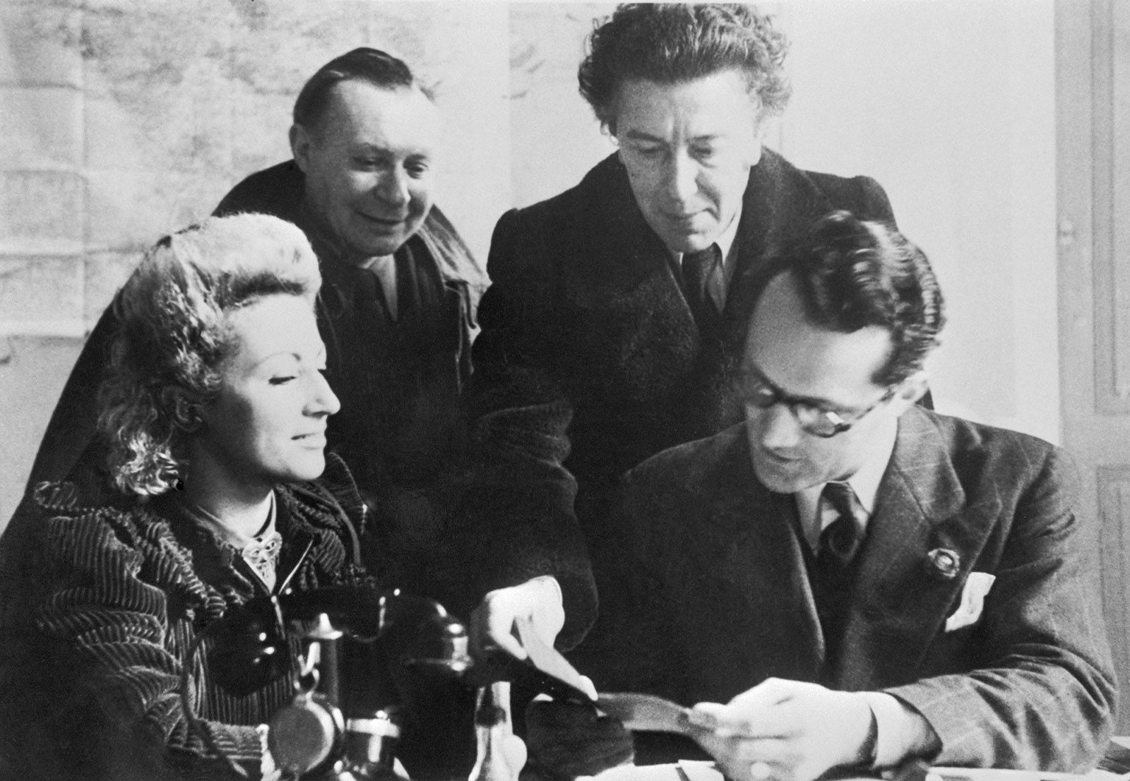 Jacqueline Breton, André Masson, André Breton et Varian Fry à la Villa Air-Bel / La Provence