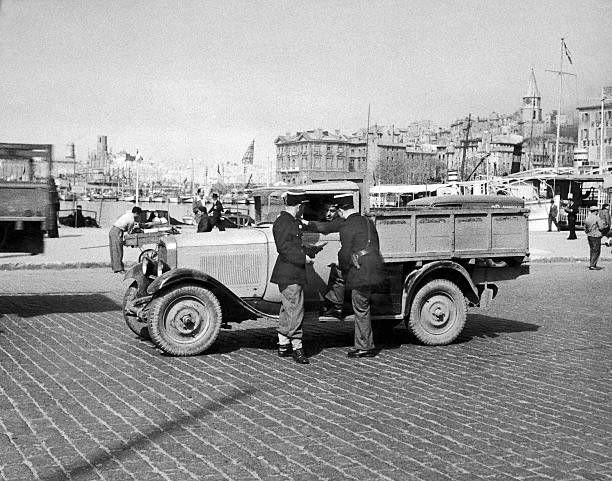Contrôles en 1940 sur le Vieux-Port / La Provence