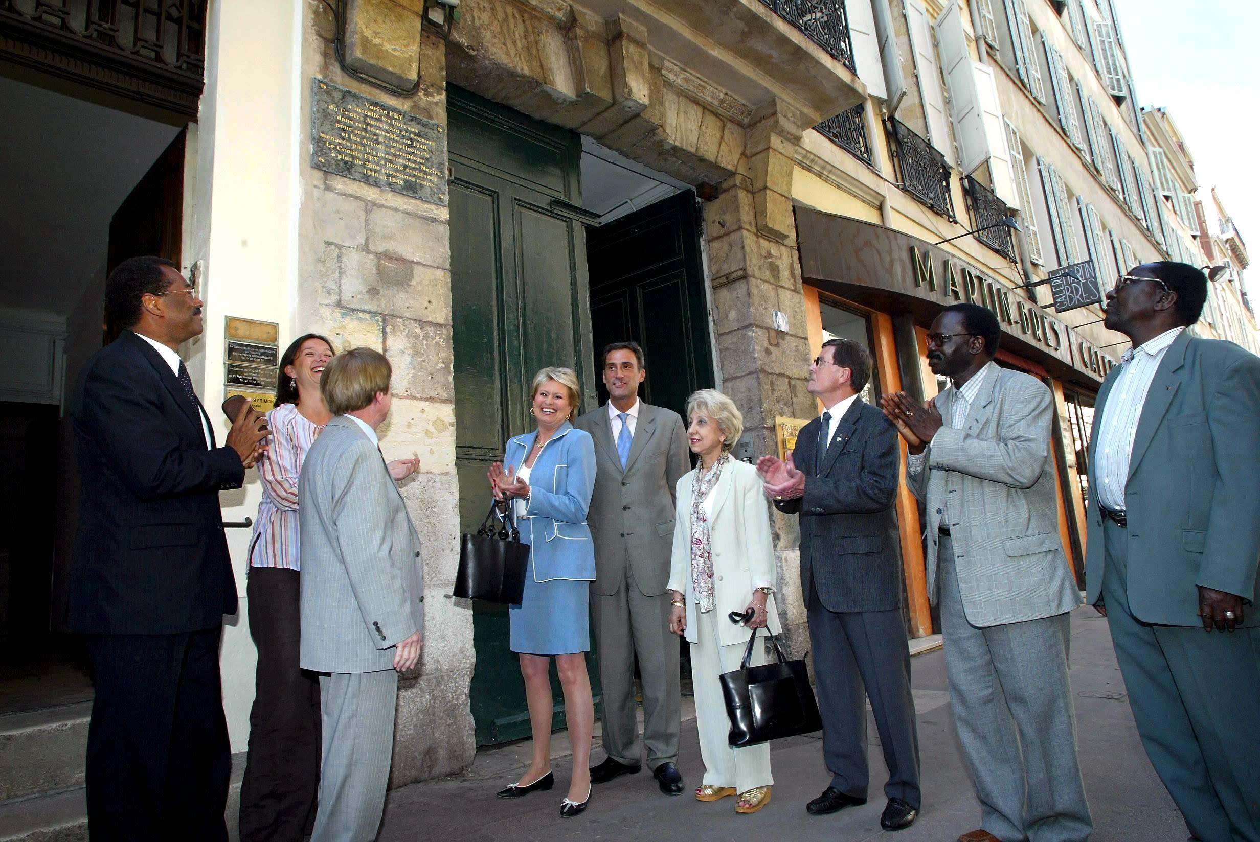 Inauguration d'une plaque à la mémoire de Varian Fry, en 2004 à Marseille / Photo Serge Guéroult