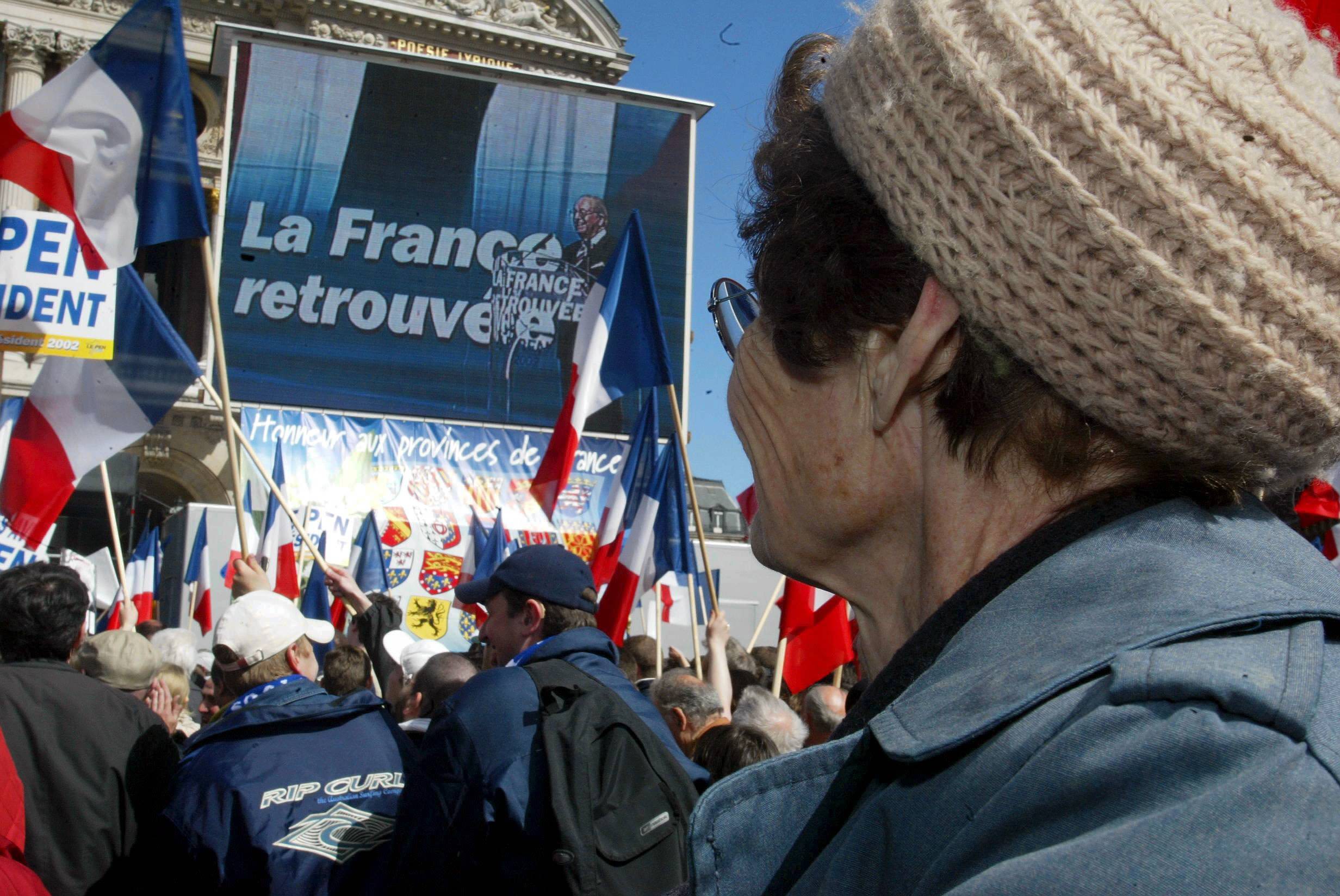 Sur scène, Jean-Marie Le Pen décline ses thèmes de prédilection : immigration, souveraineté, sécurité, etc. / La Provence