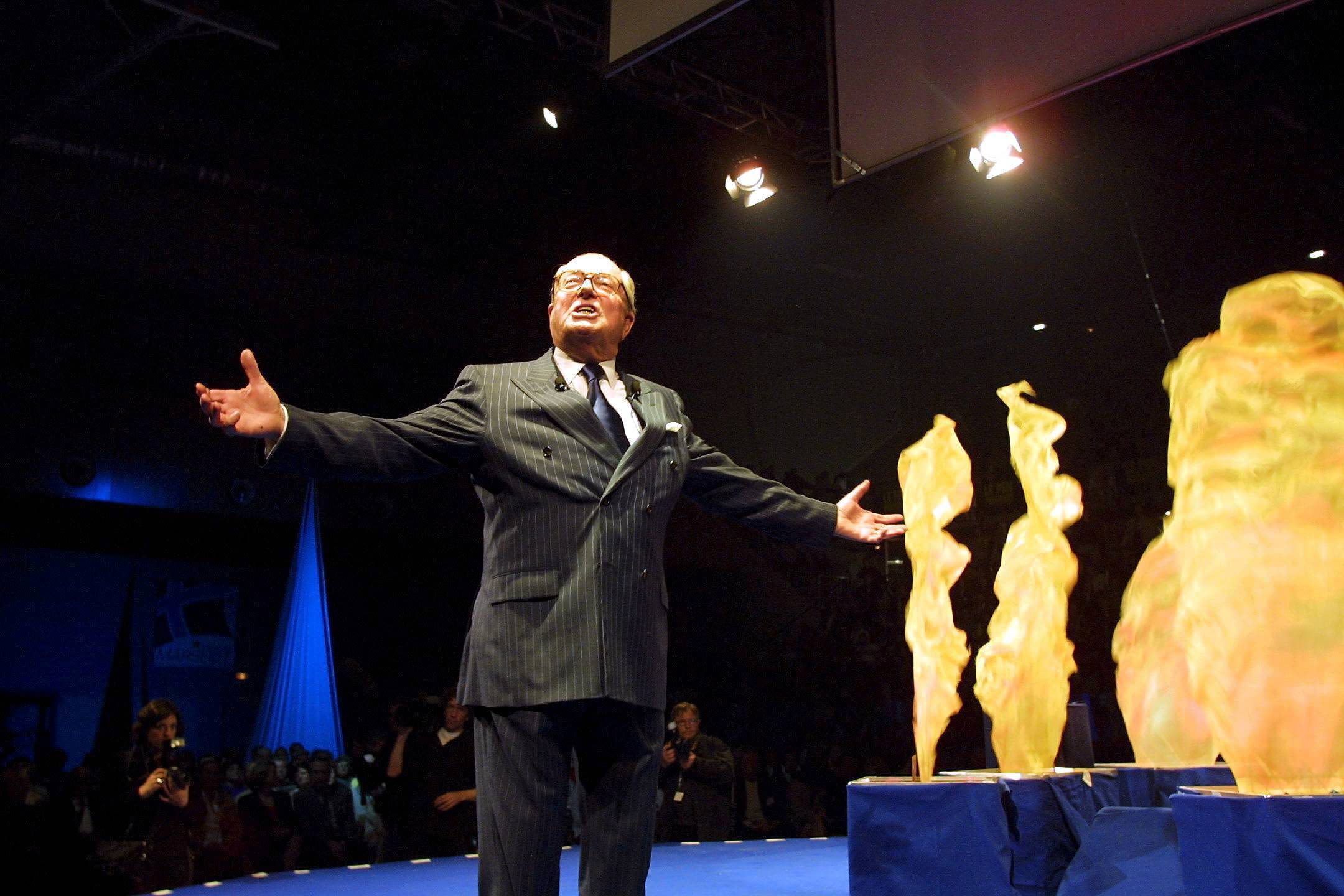 Devant 3.500 personnes, Le Pen sonne la charge contre « Supermenteur » / La Provence