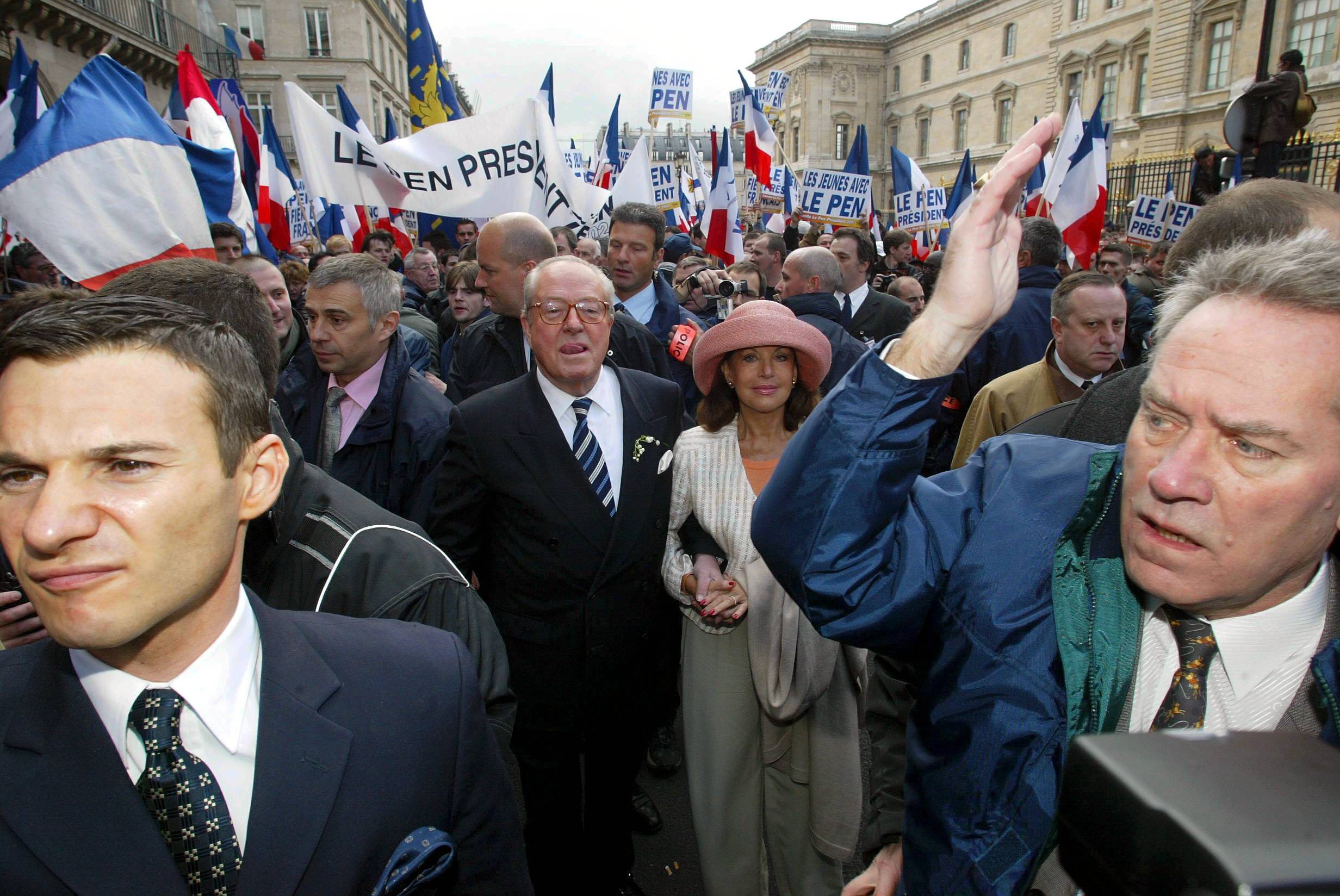 Manifestation le 1er mai à Paris, devant la statue de Jeanne d'Arc / La Provence