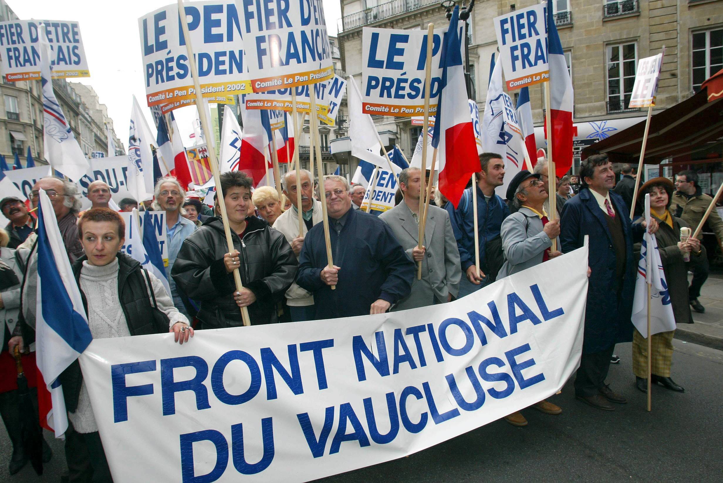 Militants FN venus du Vaucluse pour soutenir Jean-Marie Le Pen / La Provence