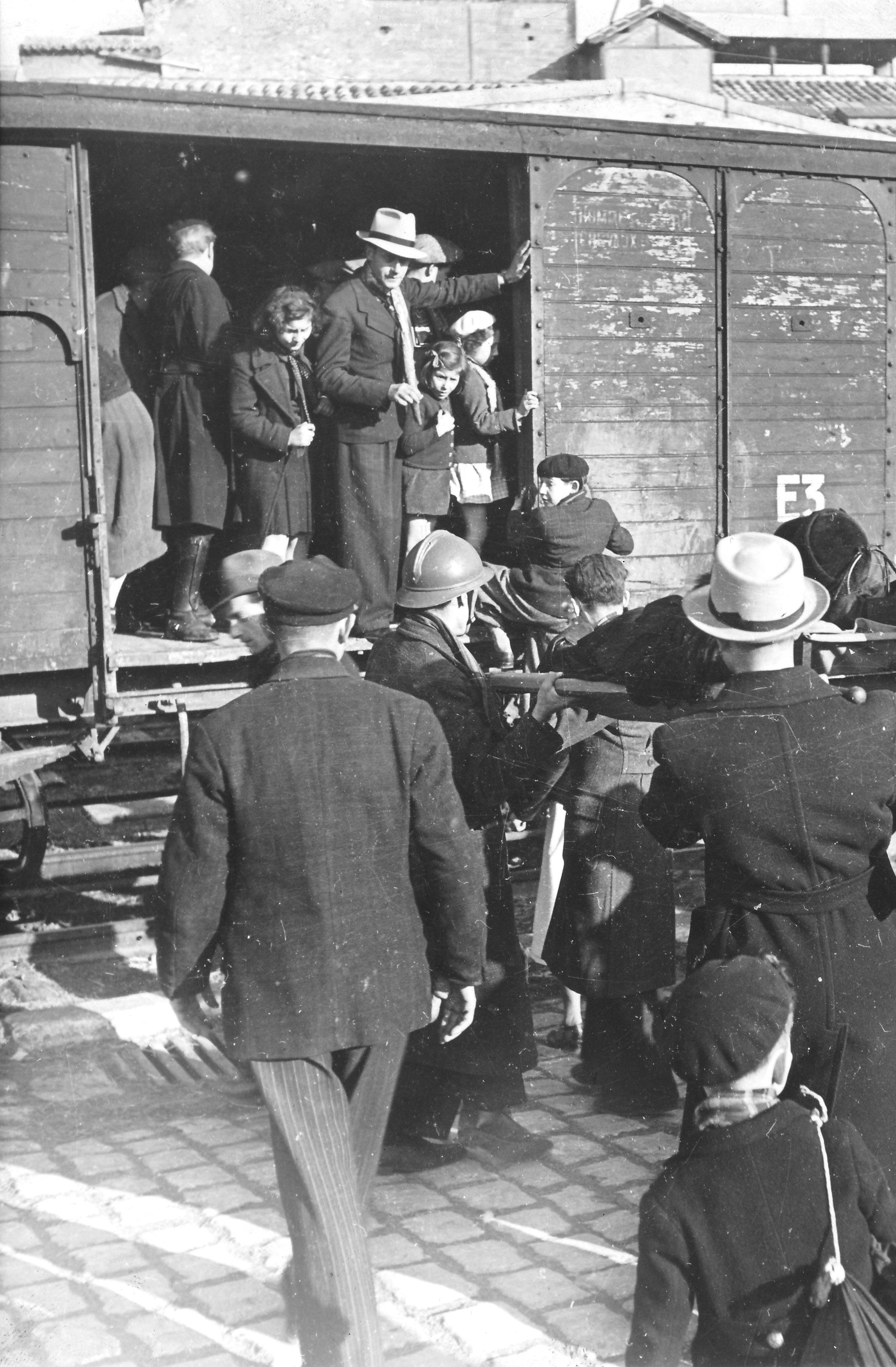 A bord des trains de transit / La Provence