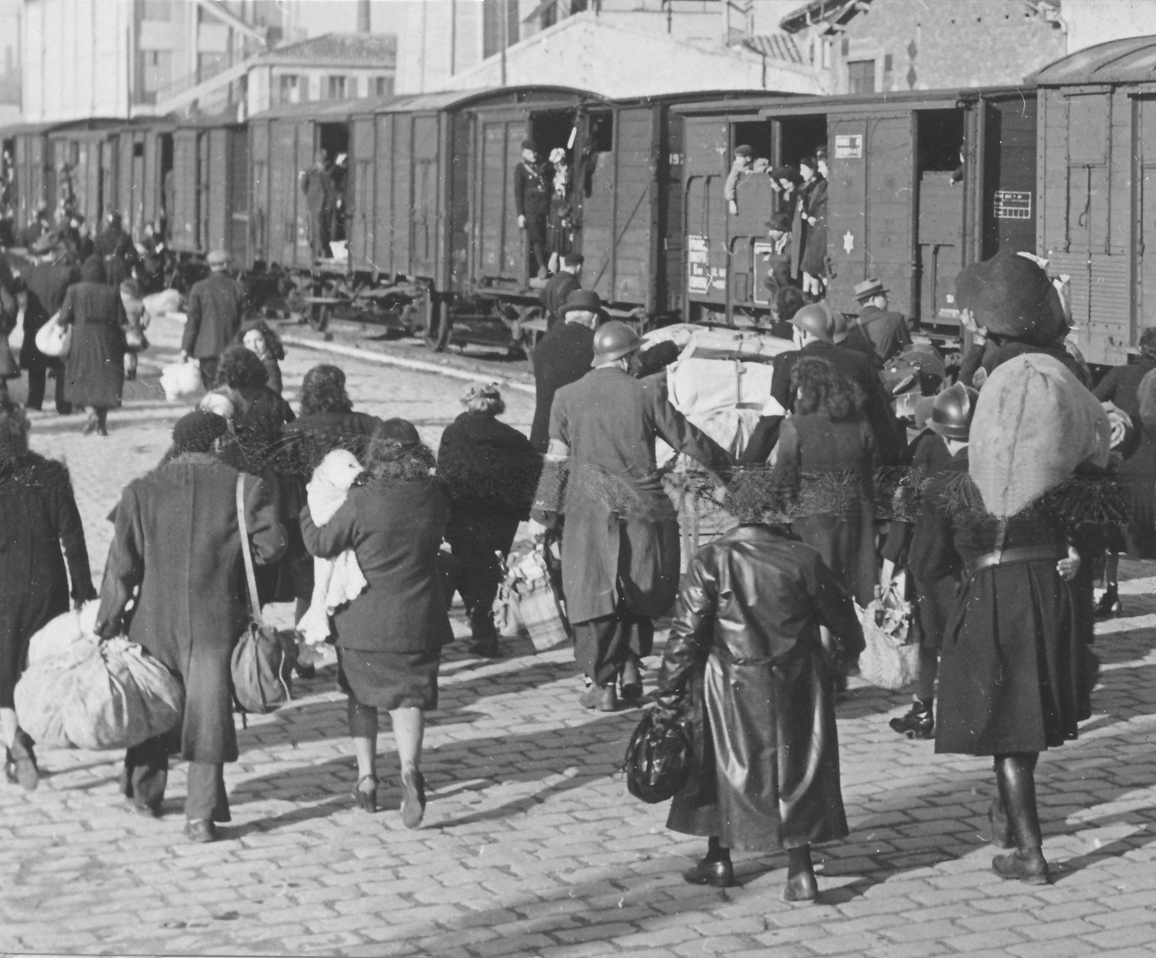 Arrivée à la gare d'Arenc, où stationnent des trains de transit / La Provence
