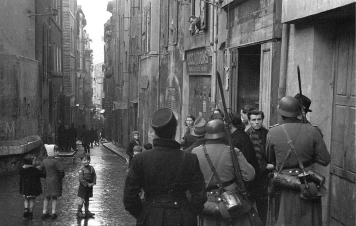 Des soldats allemands ferment les rues du Panier / La Provence