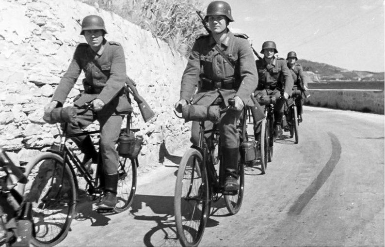 Patrouille cycliste de la Wehrmacht après l'Occupation de la Provence / La Provence