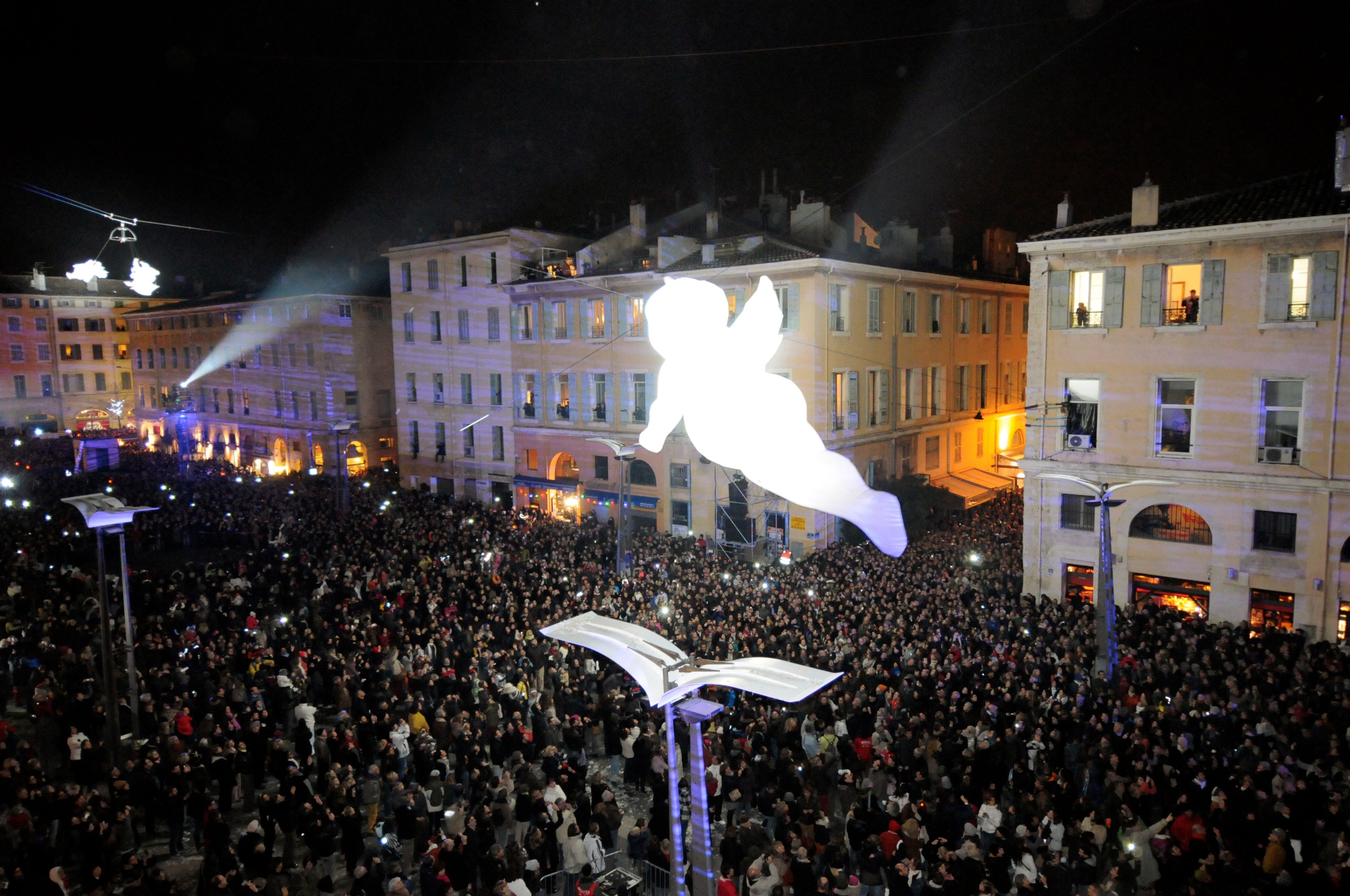 La foule sur le cours Estienne d'Orves avec le spectacle "Place des Anges", présenté par les Studios de cirque / Photo Nicolas Vallauri