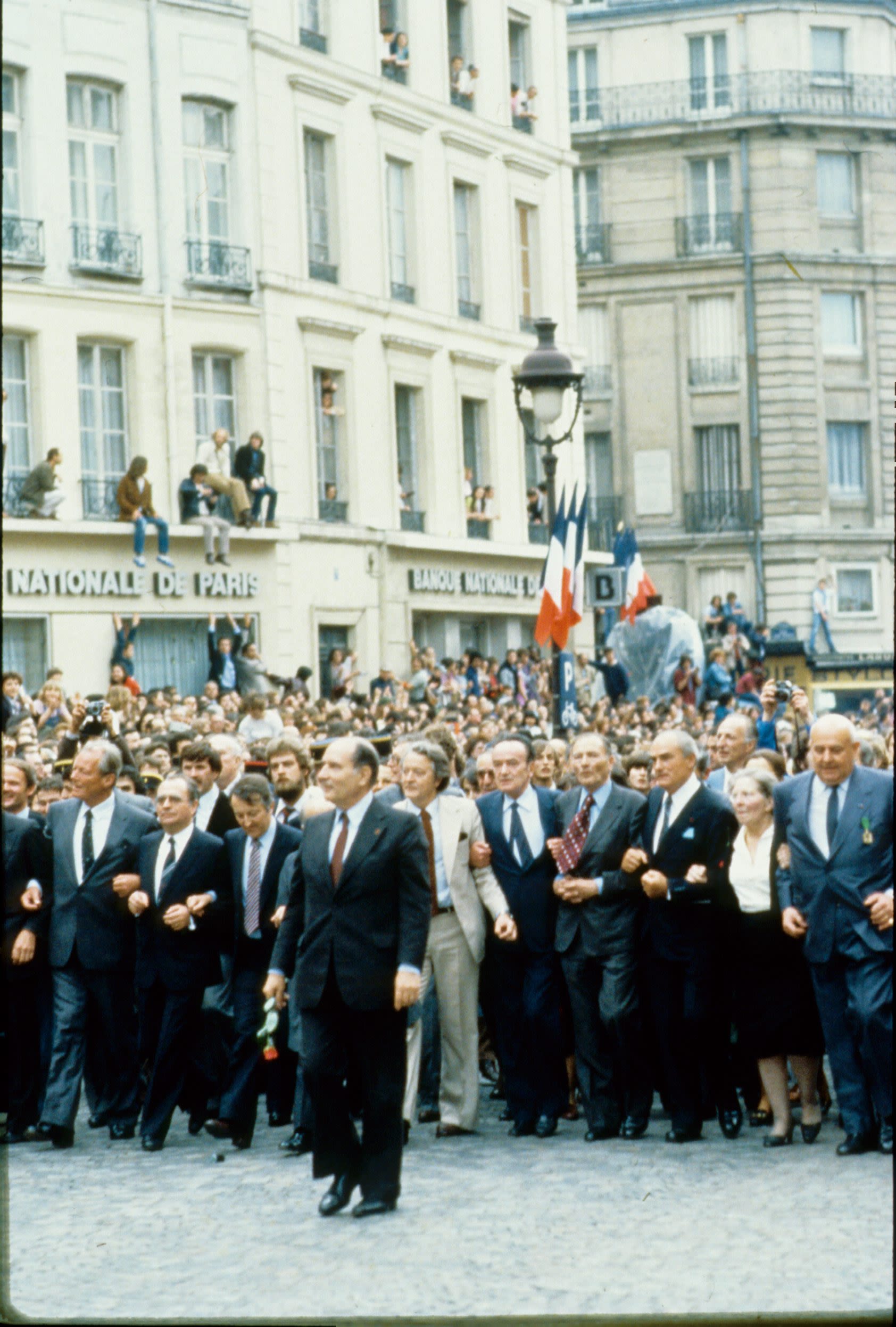 Le 21 mai 1981, François Mitterrand se rend à pied au Panthéon pour son investiture / La Provence