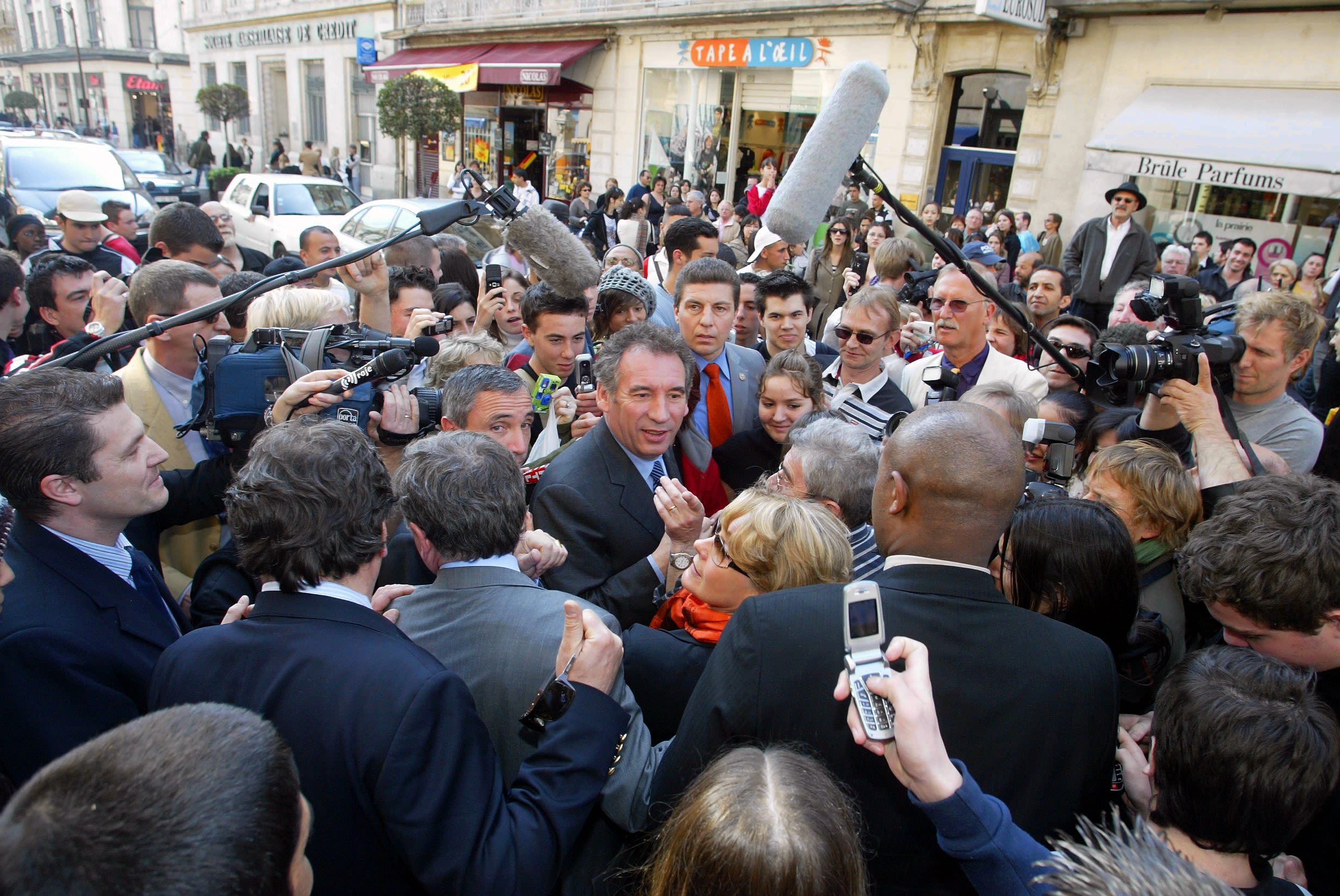 28 mars 2007, Avignon. Bain de foule pour François Bayrou, le « troisième homme » de l'élection / Photo Ange Esposito