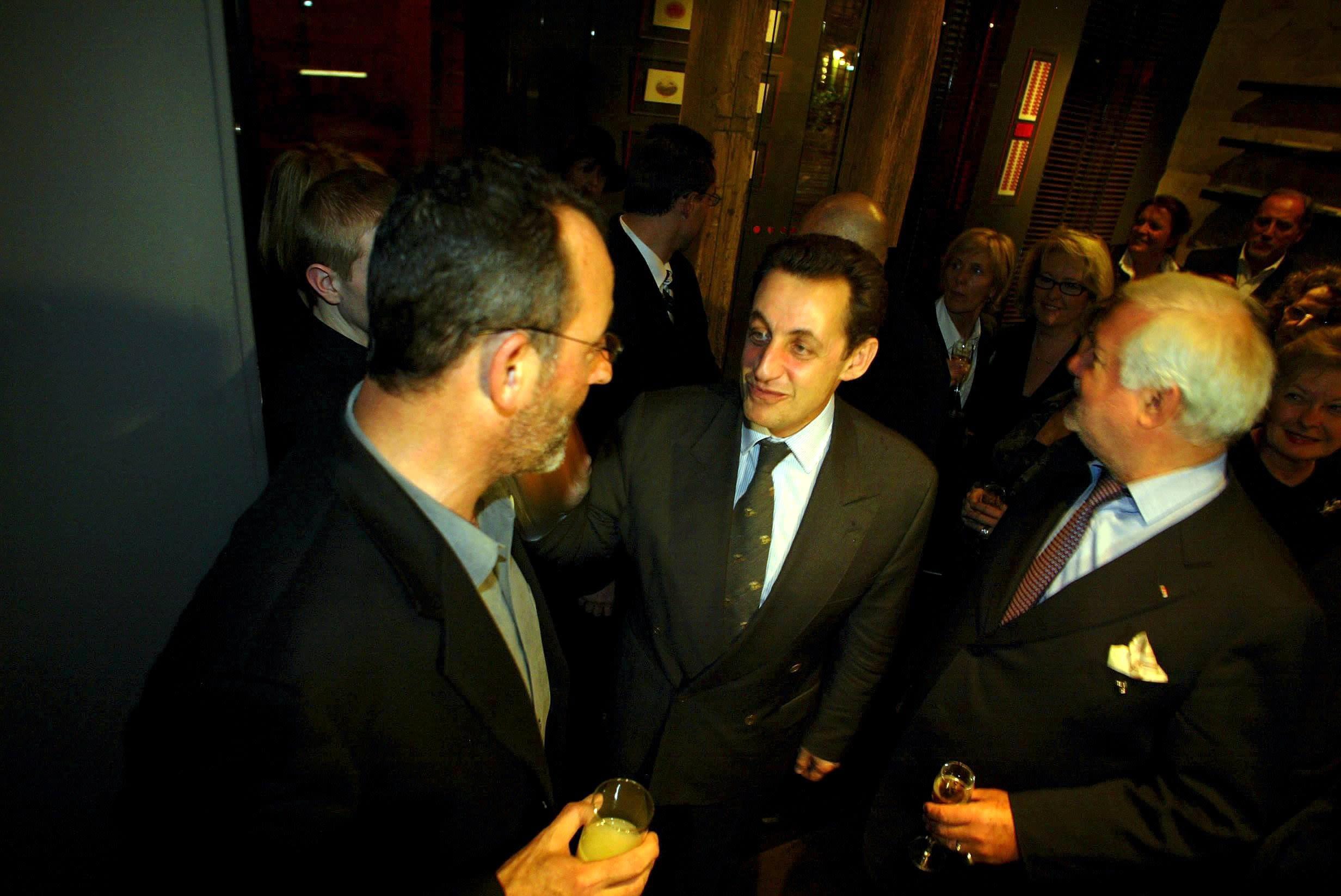 En 2005 à Paris, Nicolas Sarkozy participe avec Jean Reno à une soirée parisienne de dégustation d’huile d’olive / Photo David Nathan