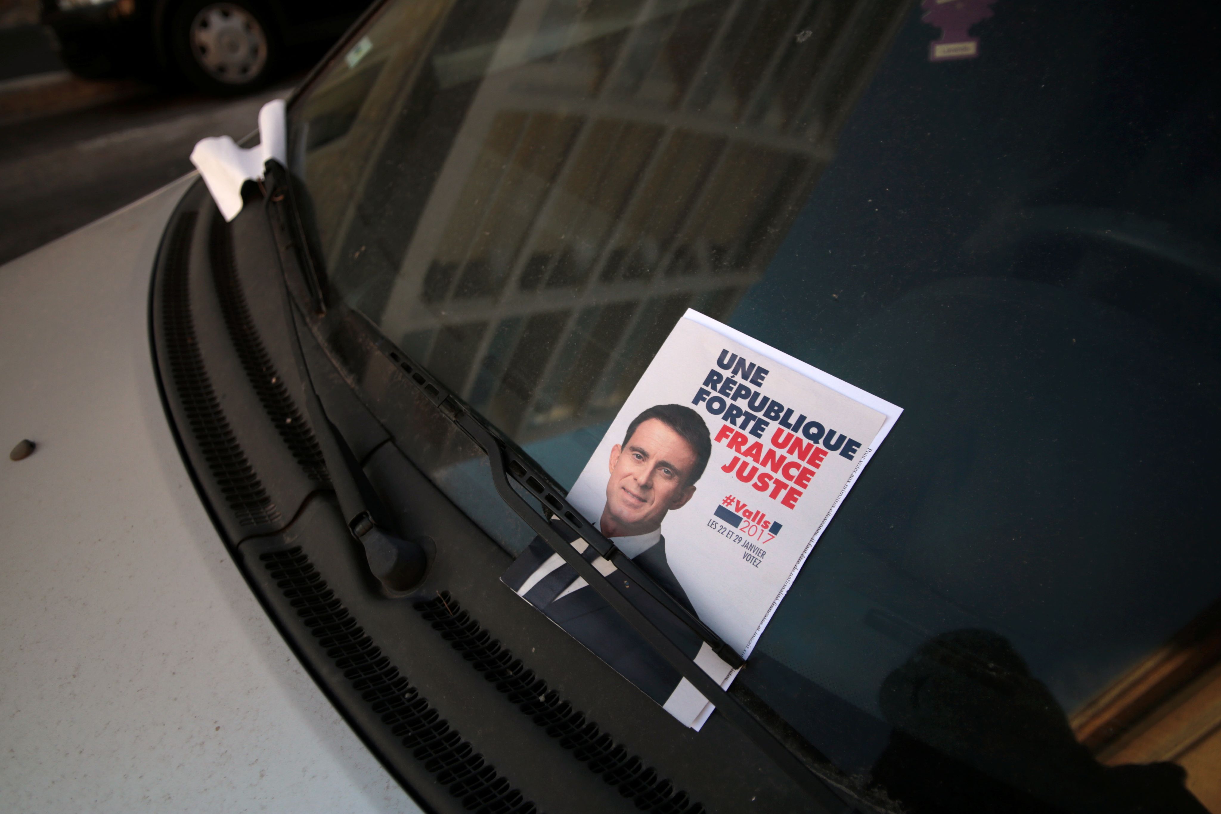 Tract de soutien à Manuel Valls pour la primaire organisée par le PS, le PRG et l’UDE / Photo Nicolas Vallauri
