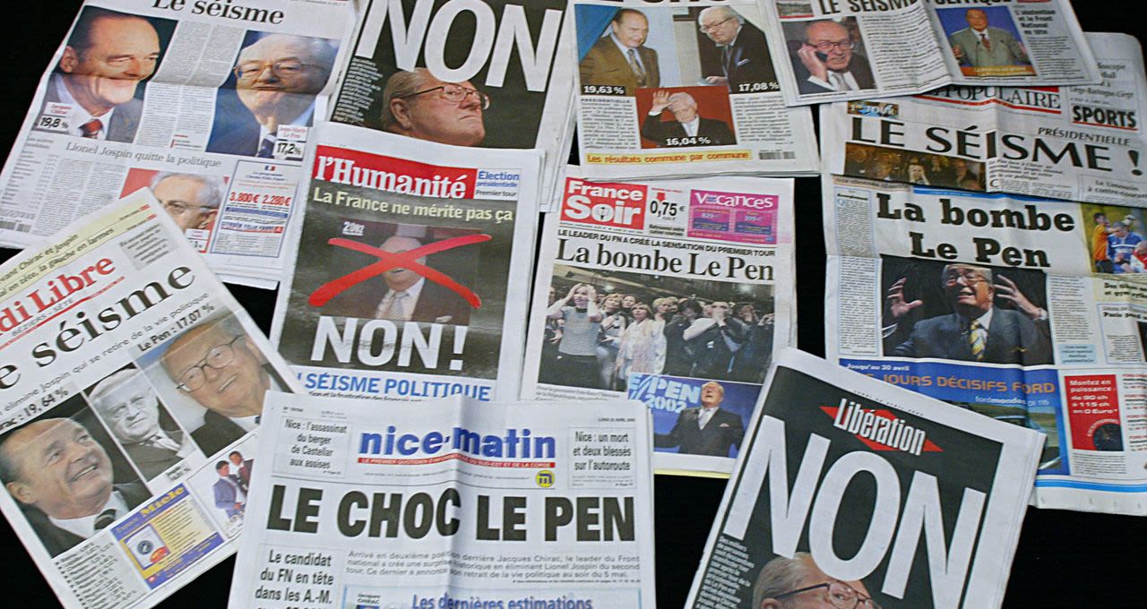 En 2002, la presse consacre des articles aux élus qui ont signé pour Jean-Marie Le Pen et plusieurs d'entre eux subissent des pressions / AFP