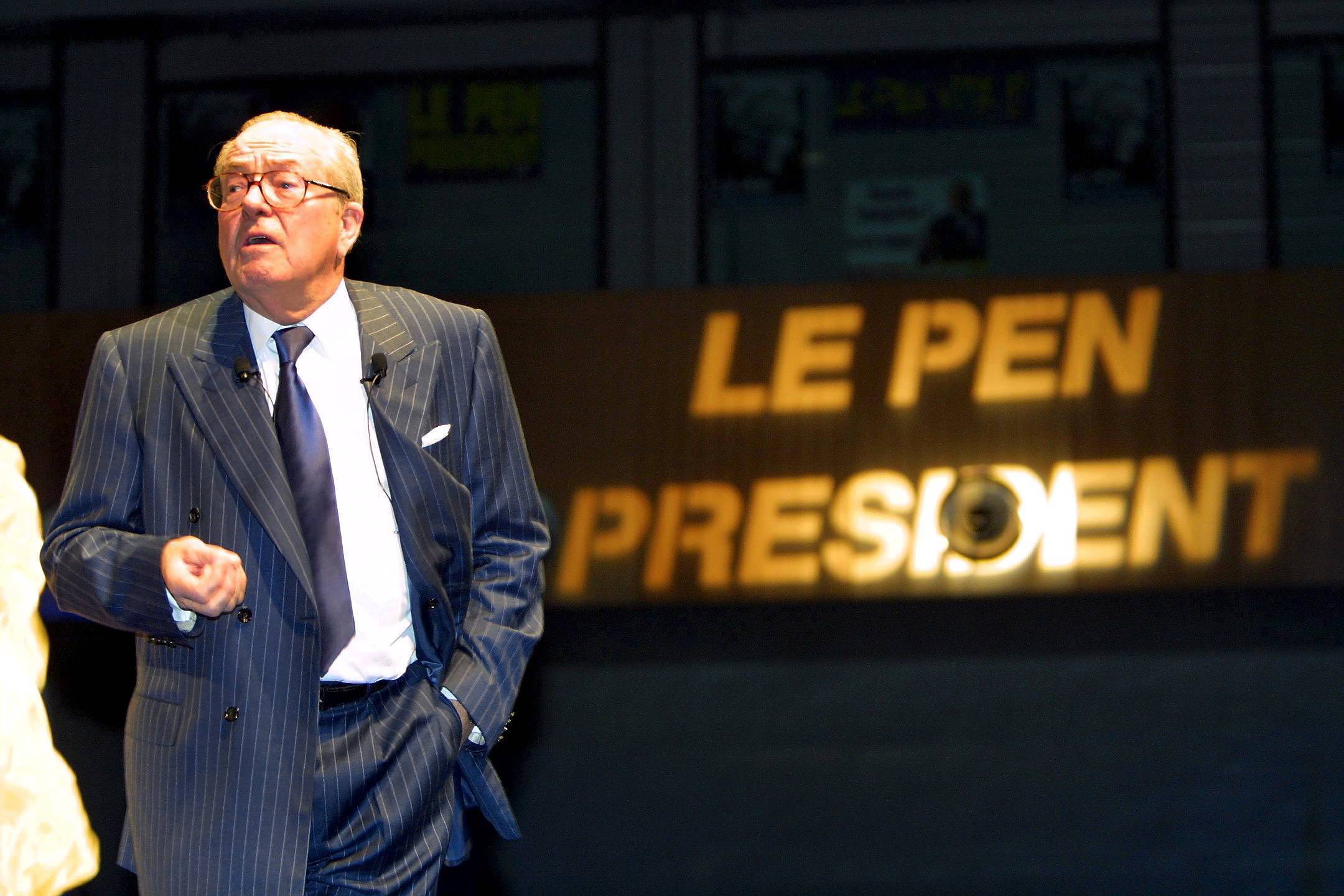 En 2002, Jean-Marie Le Pen surjoue ses difficultés à obtenir 500 signatures d'élus avant de se qualifier pour le second tour / La Provence