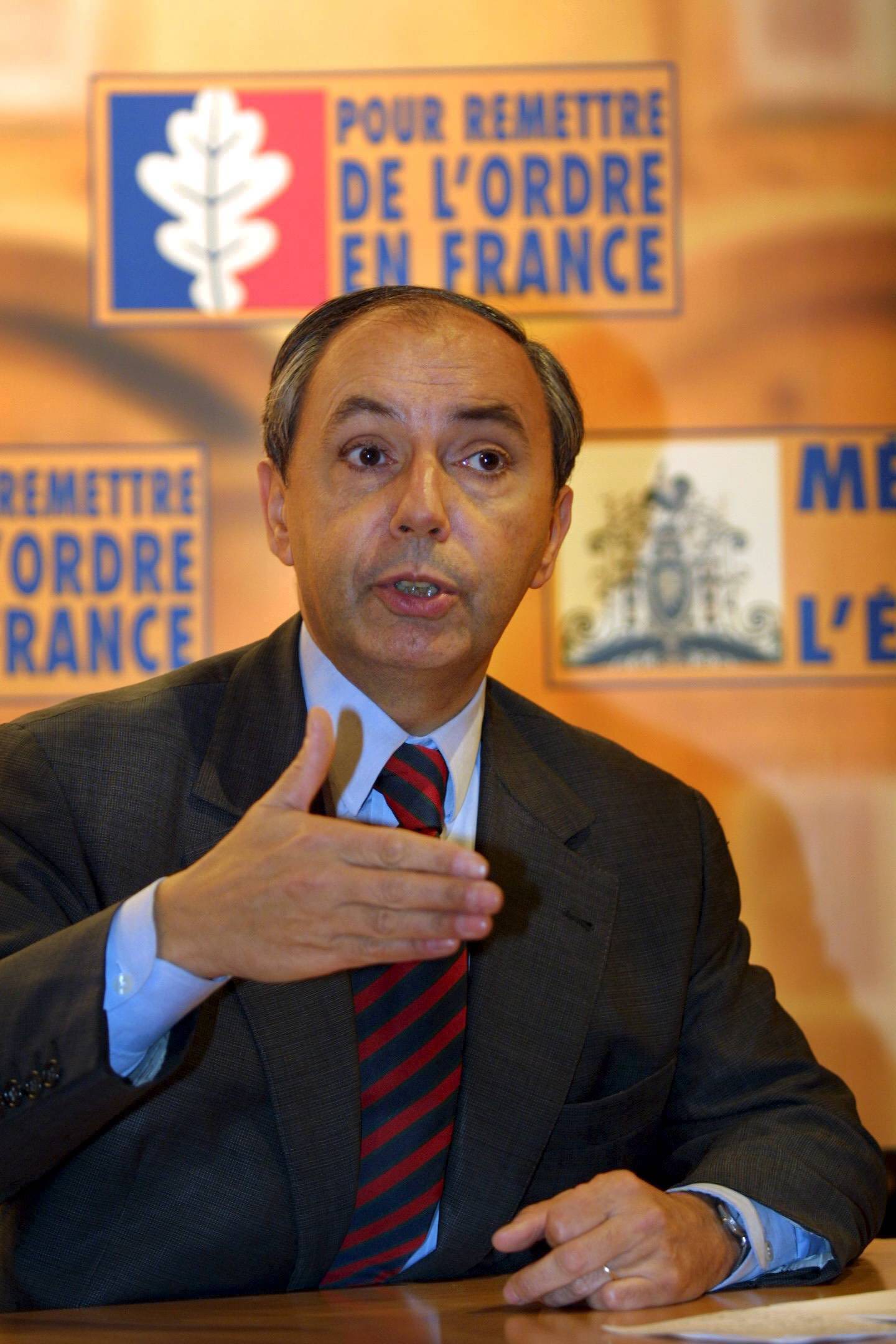 En 2002, le clan Chirac récupère via le MNR de Bruno Mégret la liste des maires qui ont promis de signer pour le leader du FN ! / La Provence