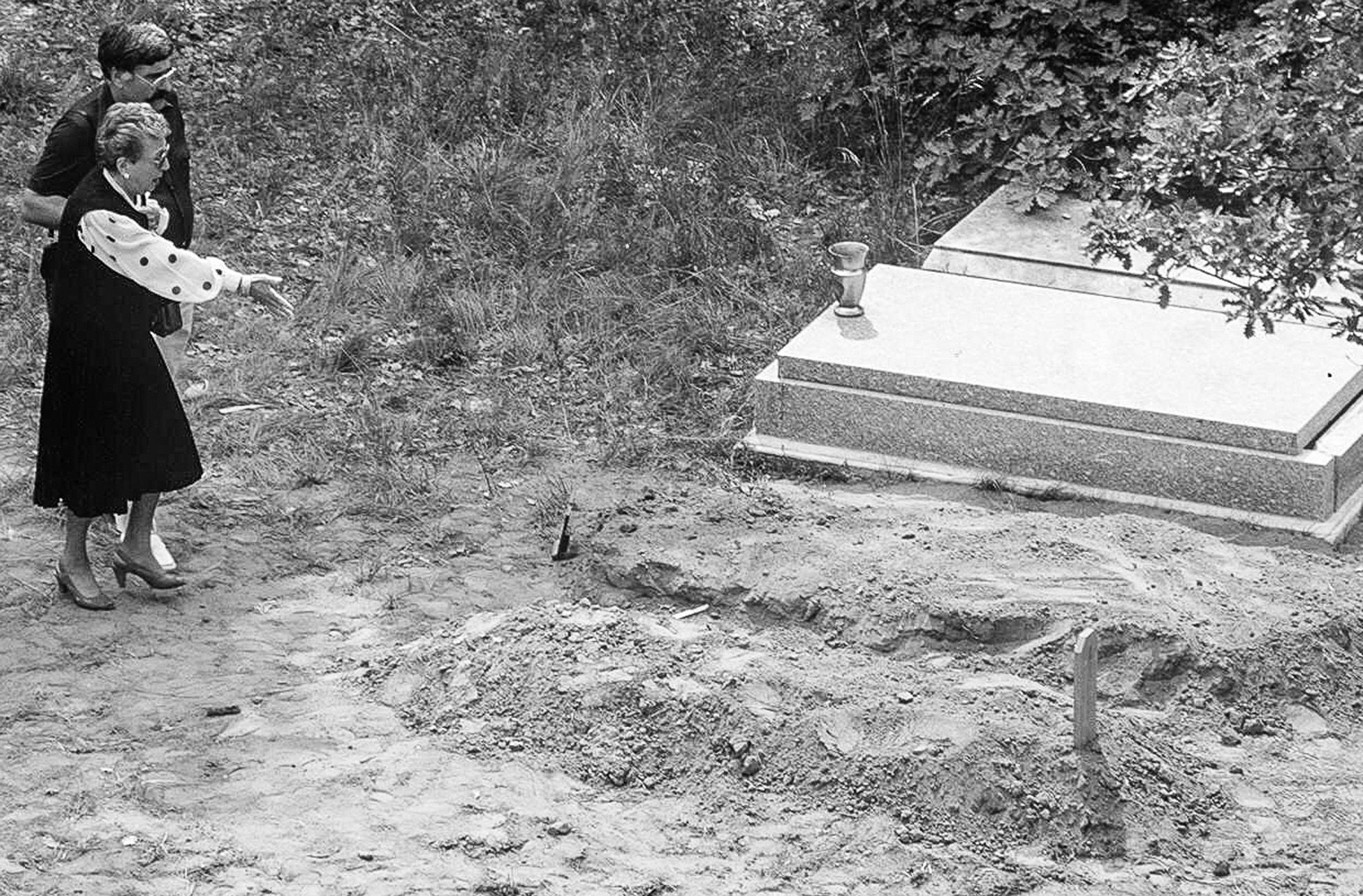Quelques jours après la découverte de la profanation, Madeleine Germon montre la tombe de son mari dont le cadavre a été exhumé / La Provence