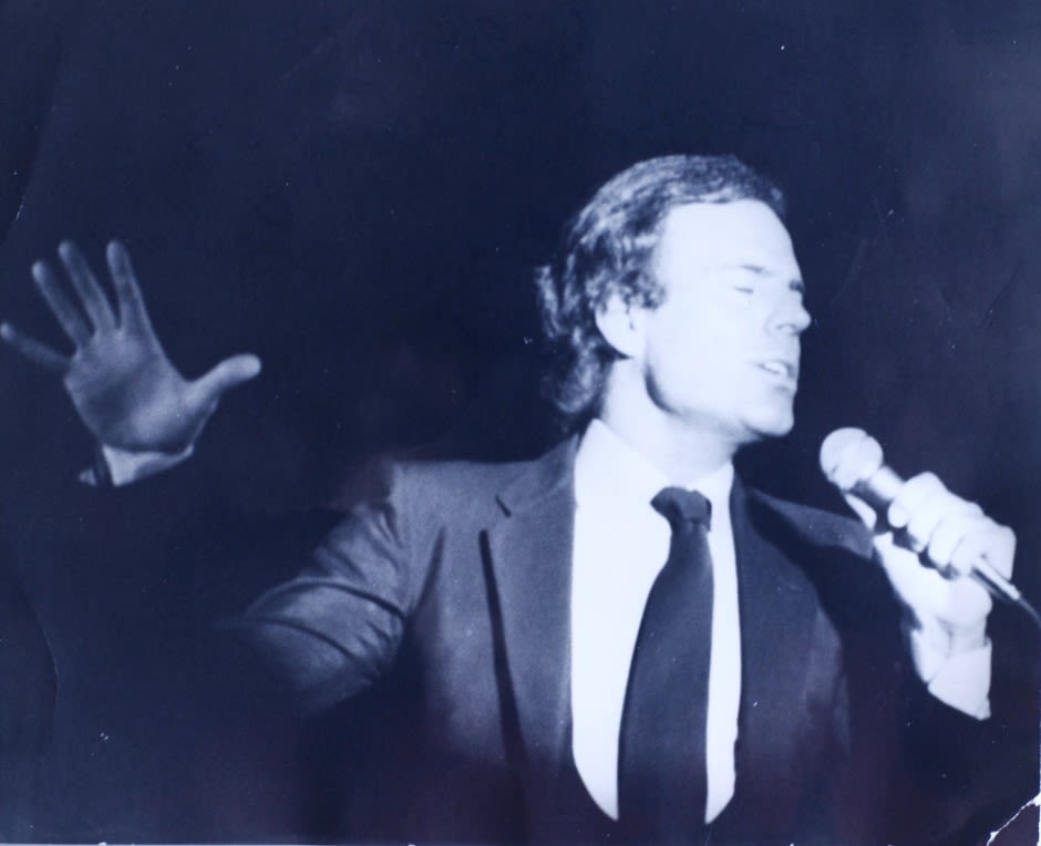 Julio Iglesias sur la scène installée devant la tribune Jean Bouin / Photo Jo Nahon