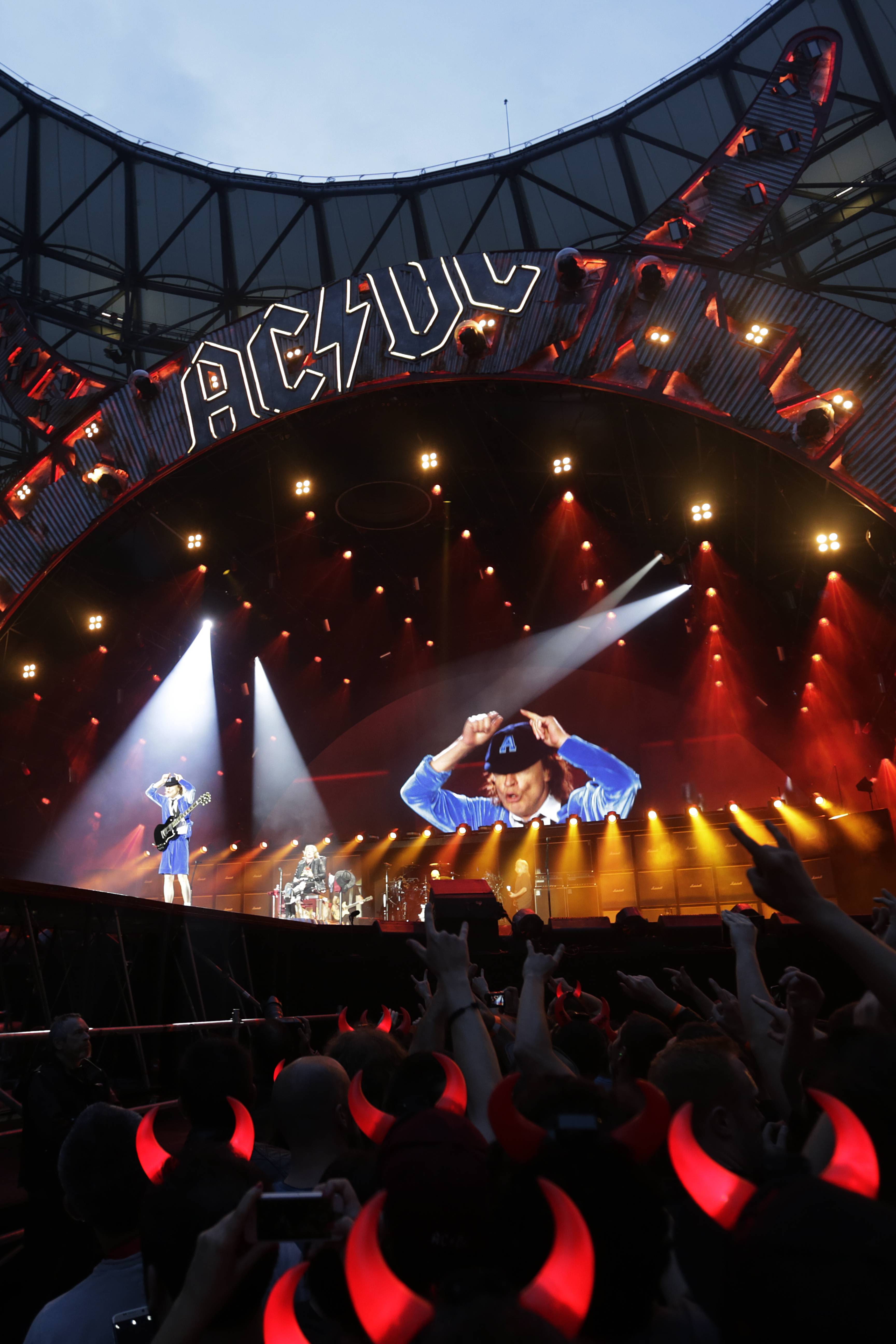 2016 : la scène du deuxième concert d'AC/DC au Vélodrome / Photo Frédéric Speich