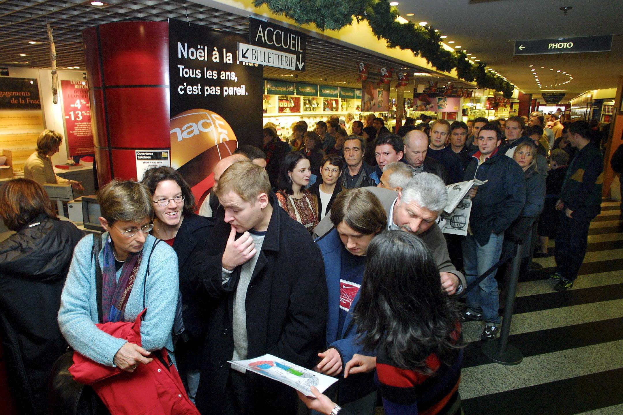2003 : file d'attente à la Fnac pour l'achat des places des Stones / Photo Serge Guéroult
