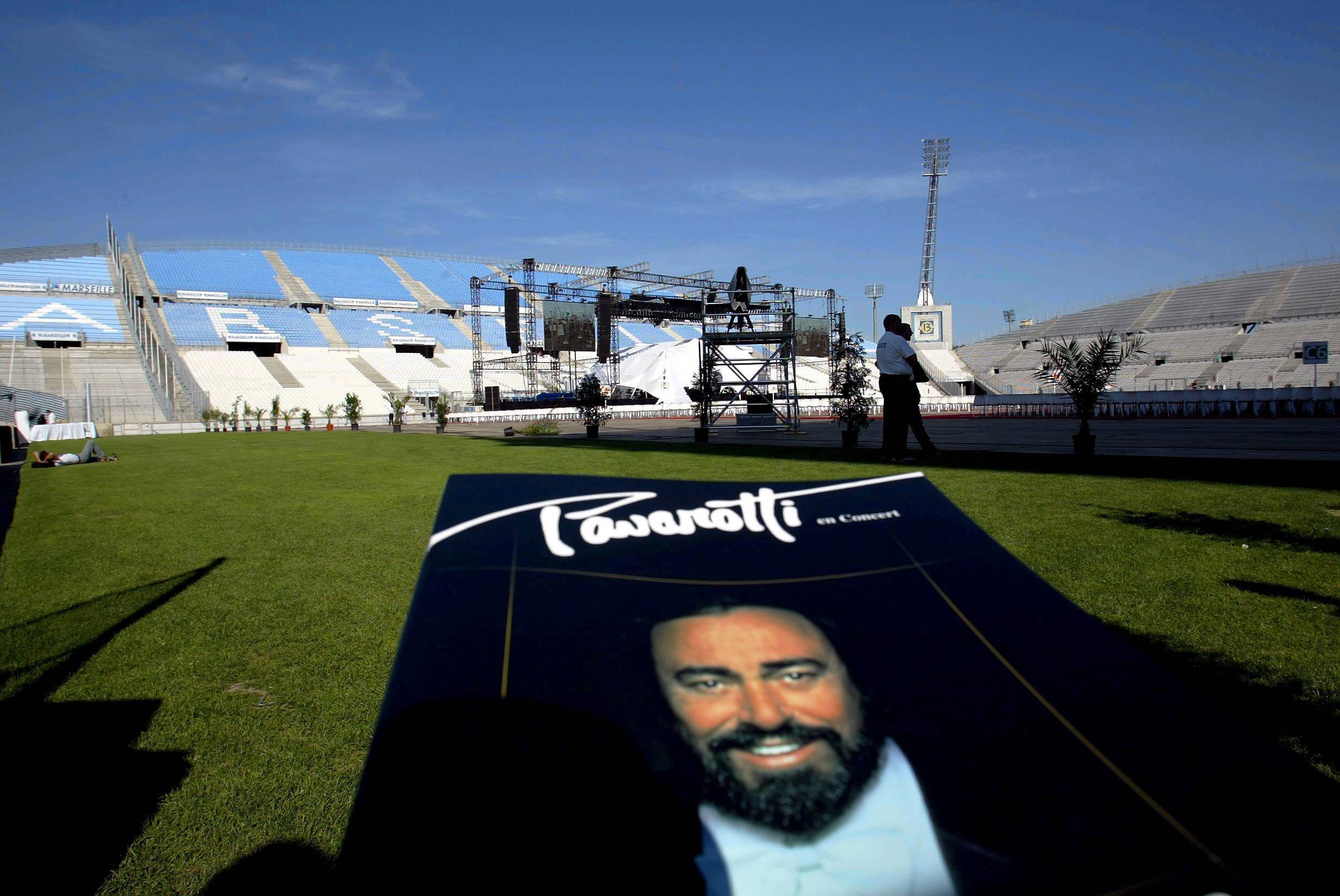 Mise en place de la scène et des décors du concert de Luciano Pavarotti / Photo Florian Launette