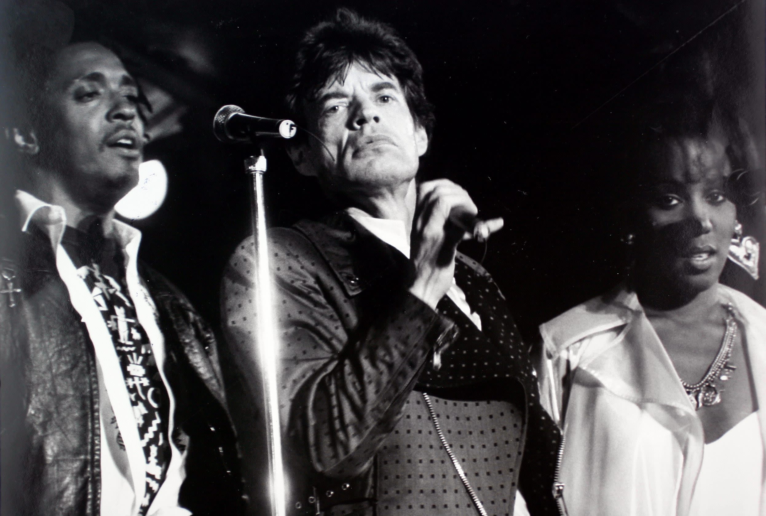 1990 : Mick Jagger et les choristes des Rolling Stones / Photo Serge Mercier