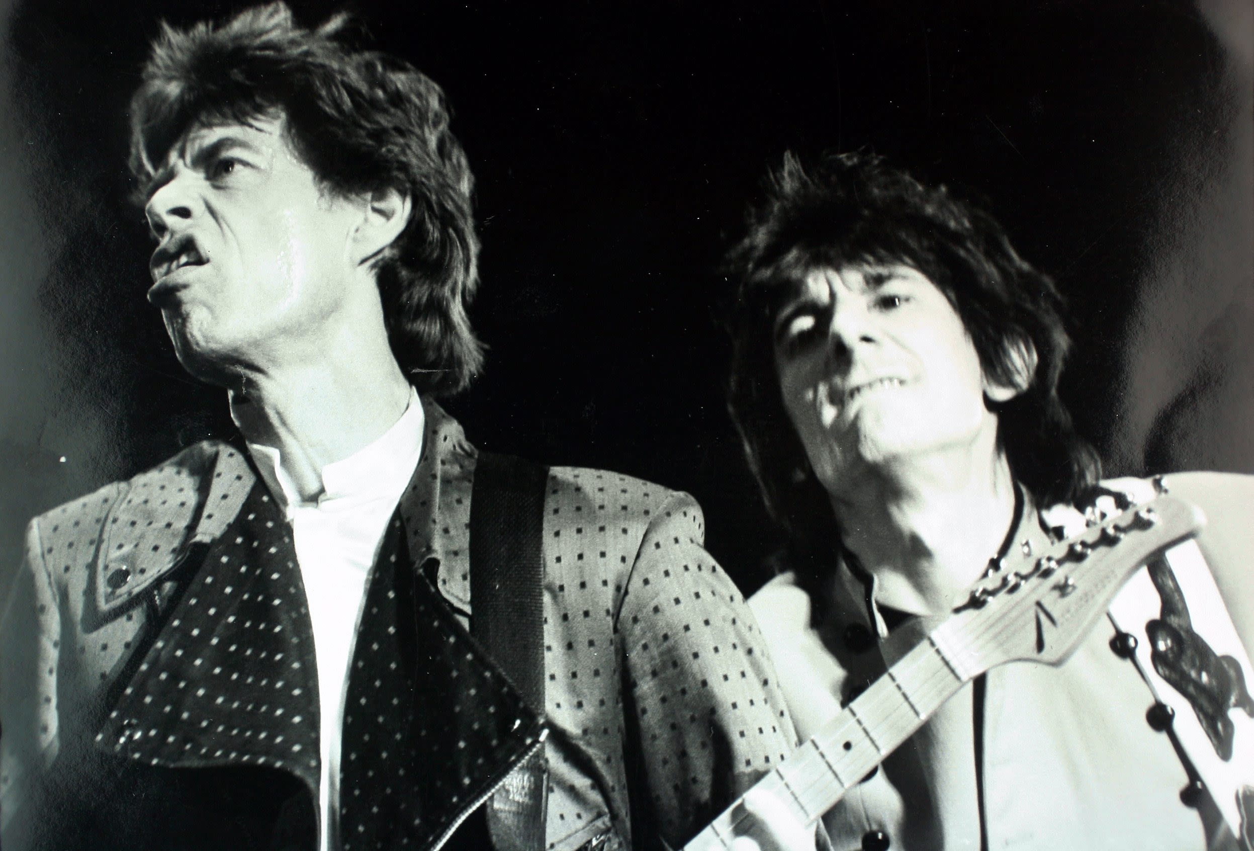 Mick Jagger et Ron Wood en première ligne des Rolling Stones en 1990 / Photo Serge Mercier