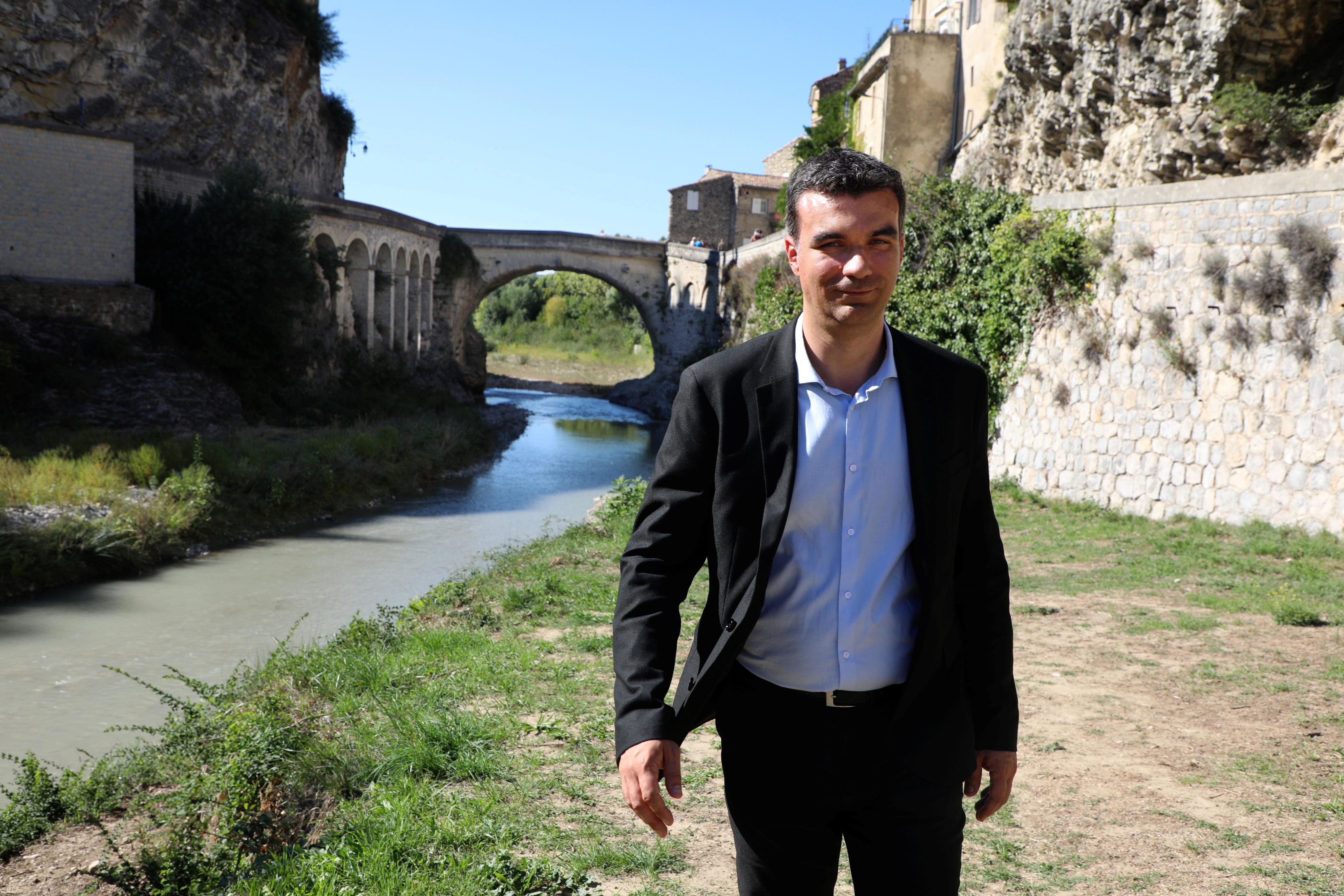 Le maire de Vaison, Jean-François Périlhou (LR) ici en contrebas du pont romain, où s’écoule l'Ouvèze. / Valérie Suau