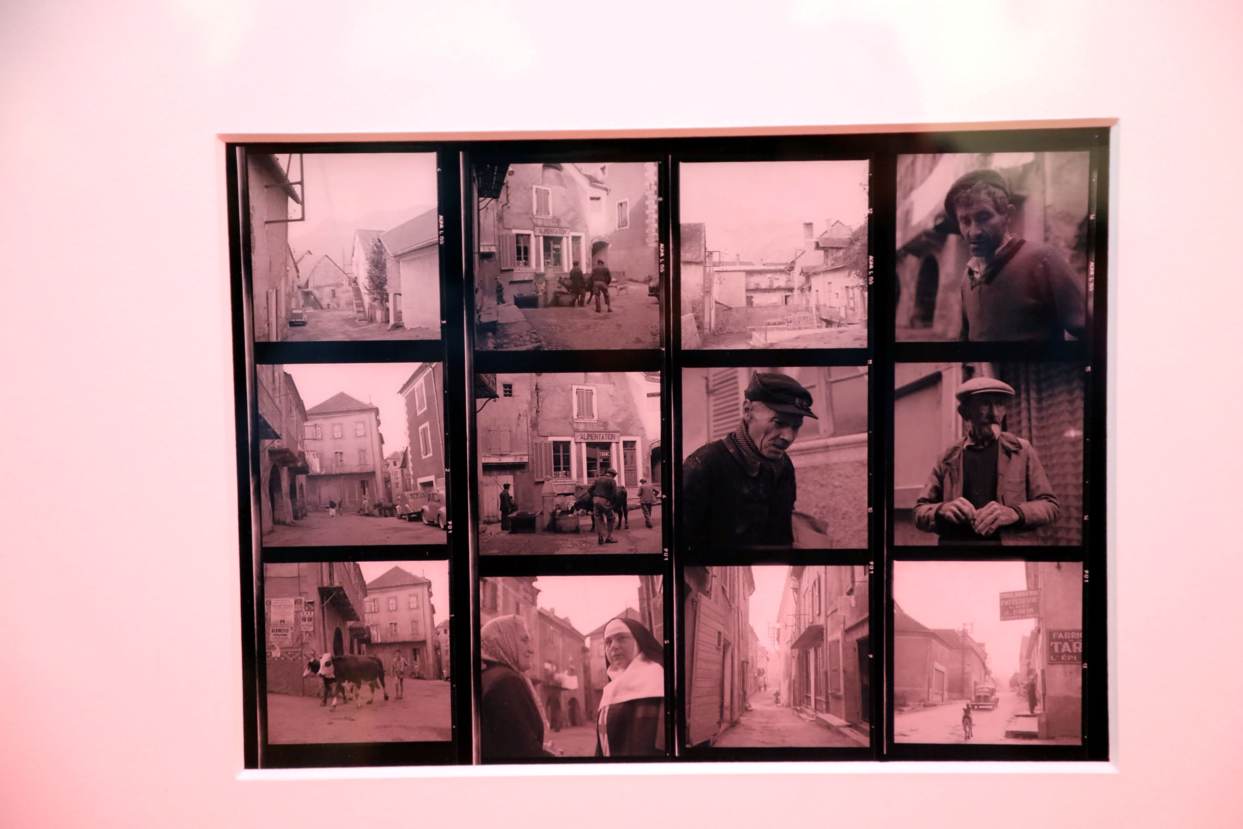 Planche contact donnée par John Maloof à l’association Vivian Maier et le Champsaur, exposée à la Maison de la photographie de Saint-Bonnet. / © Estate of Vivian Maier, Courtesy of Maloof Collection and Howard Greenberg Gallery, NY