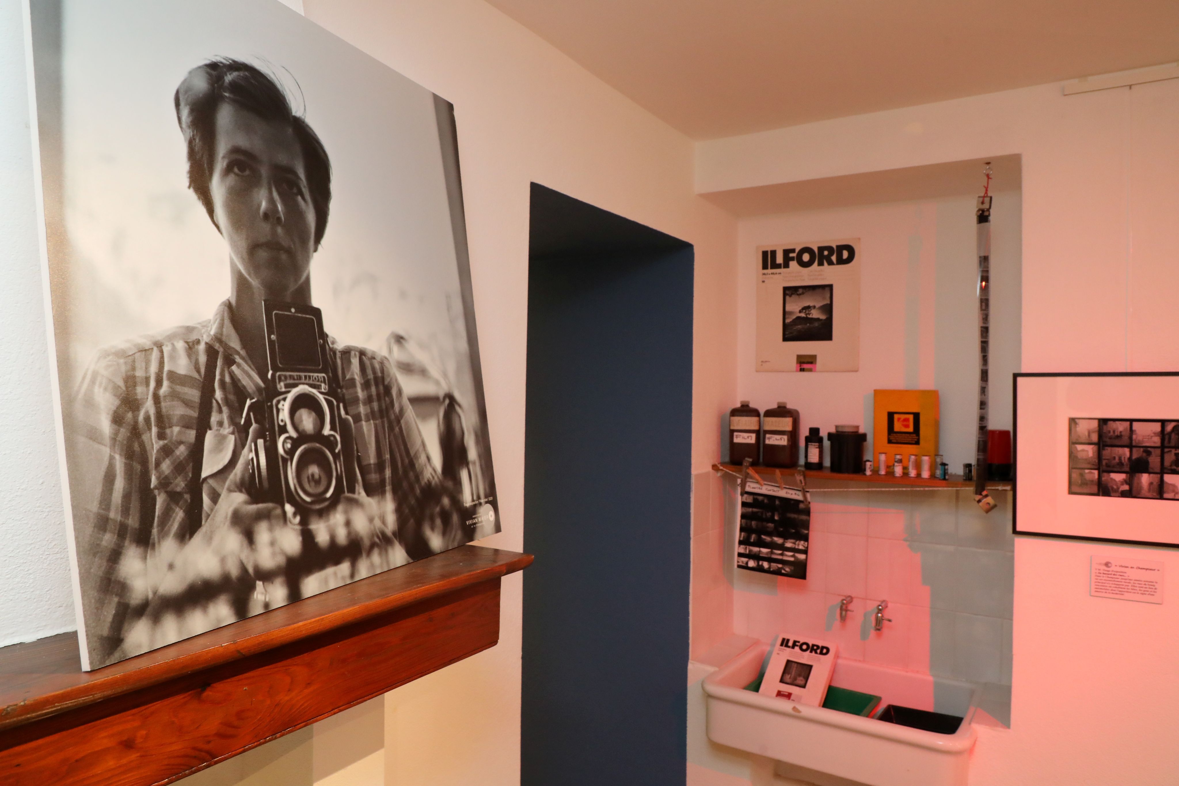 Images et objets exposés à la Maison de la photographie de Saint-Bonnet-en-Champsaur. / © Estate of Vivian Maier, Courtesy of Maloof Collection and Howard Greenberg Gallery, NY